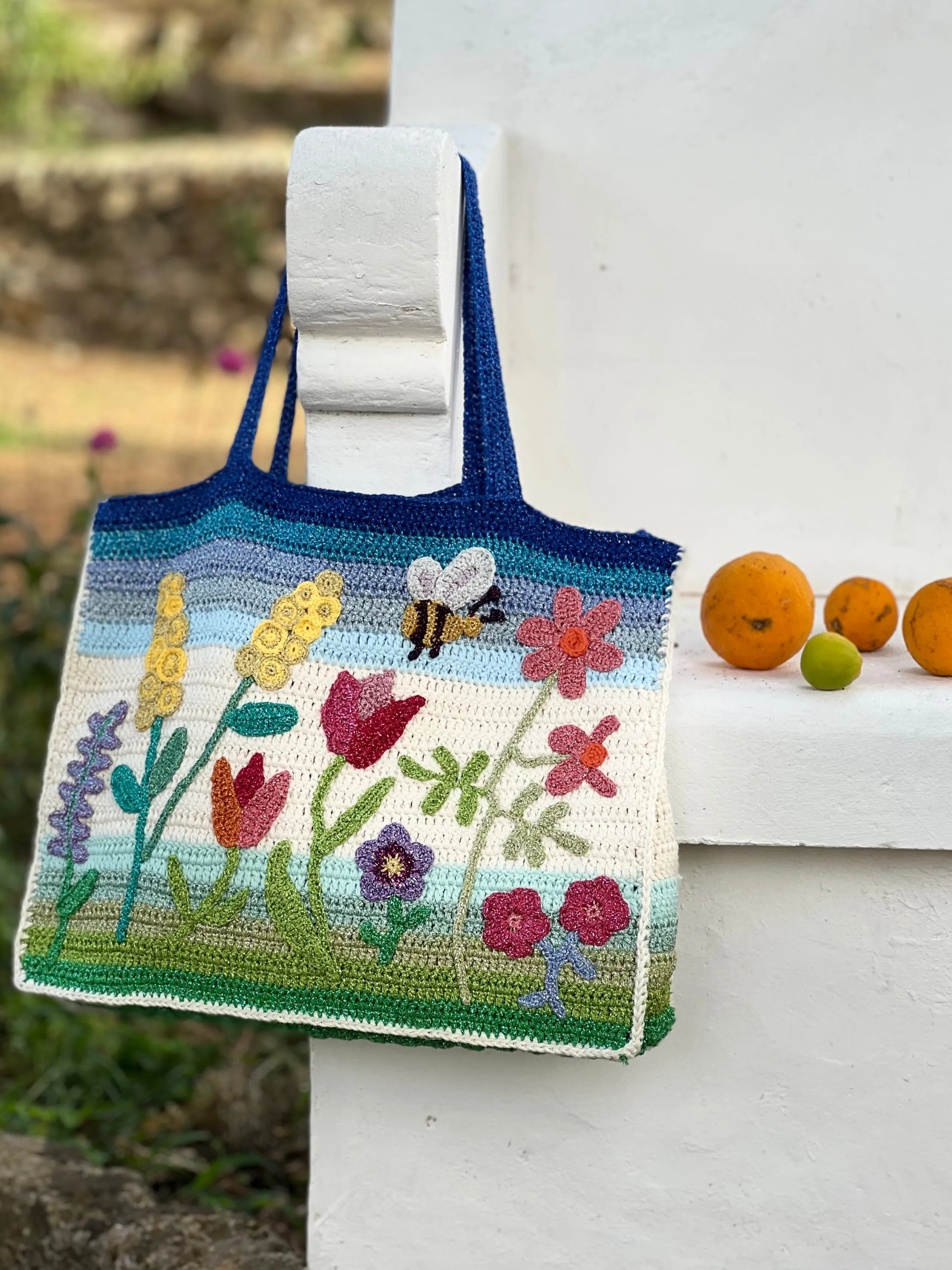 Sac Cabas Élégant Fête au Jardin - Carmin Printanier Accessoire Tendance 

(Note: J'ai restructuré les éléments en respectant les conventions linguistiques françaises, ajouté des qualificatifs naturels et modifié l'ordre syntaxique pour une lecture plus organique. Les termes 
