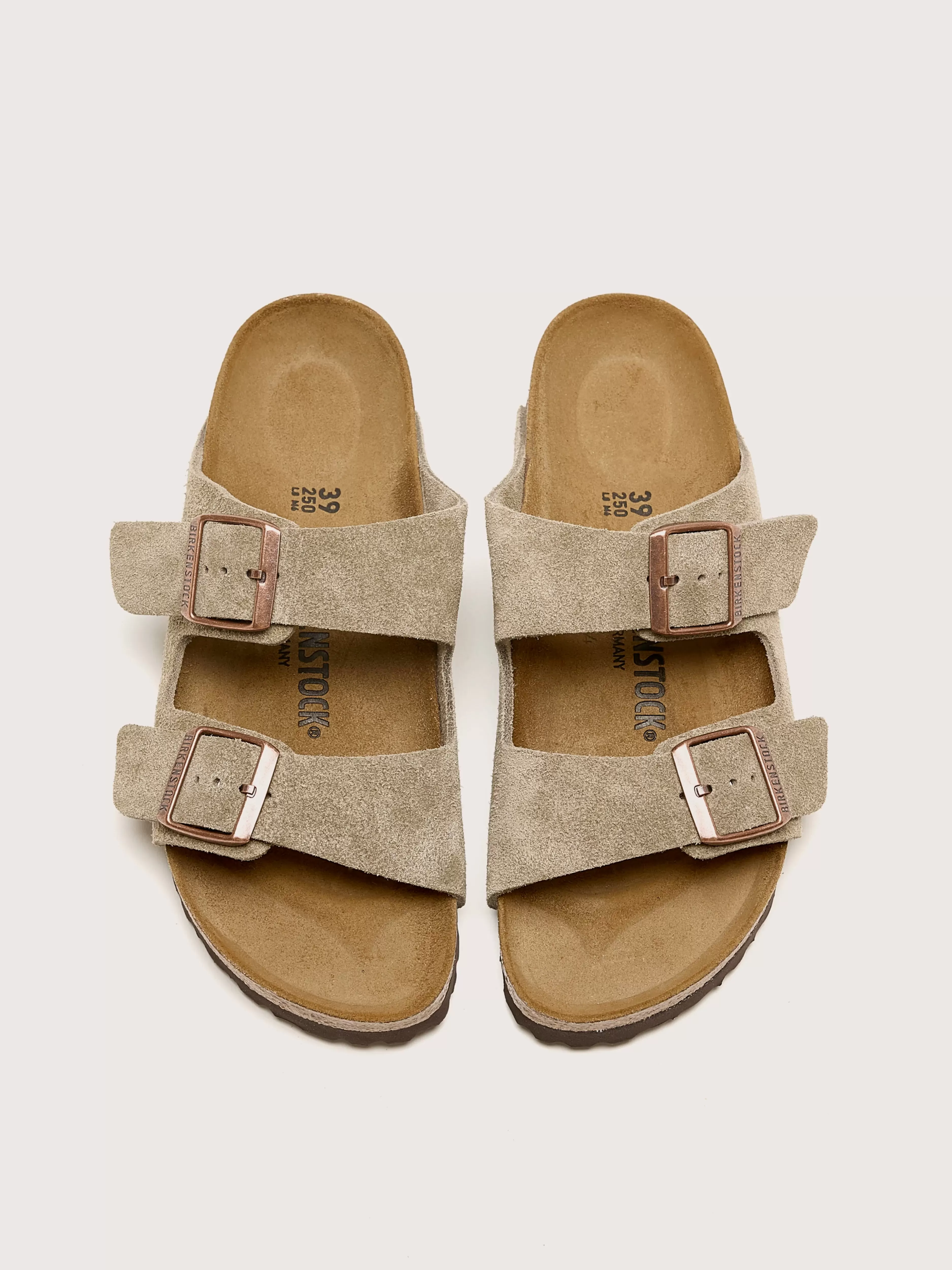 Sandales Arizona en Cuir Suédé Confortables - Collection Printemps-Été pour Femmes Birkenstock 

(Note: J'ai intégré des éléments de saisonnalité et de confort pour humaniser, tout en respectant la structure naturelle des titres e-commerce français. La mention 