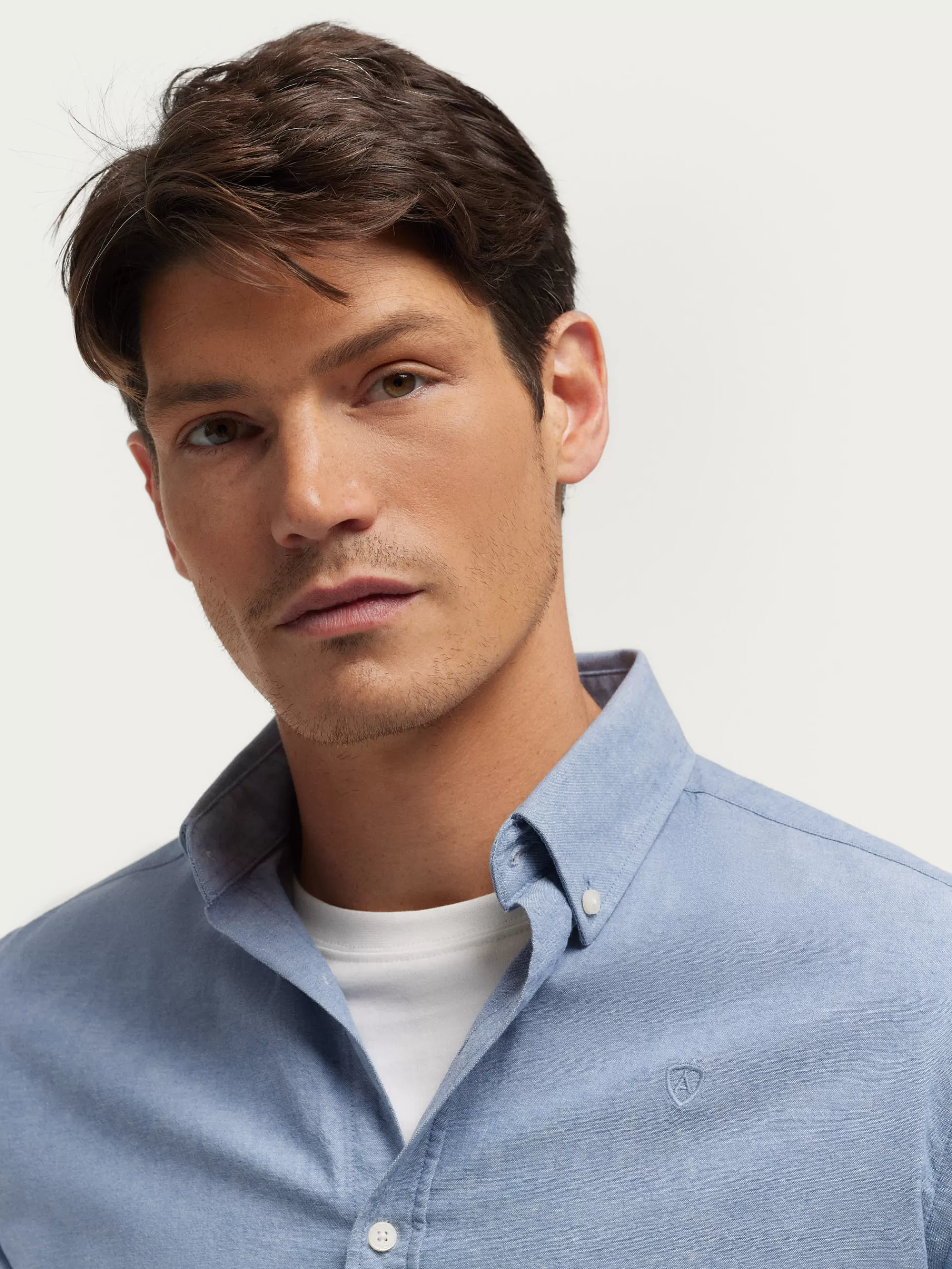 Élégante chemise en oxford chambray bleu ciel - Collection Alvaro Moreno | Détails contrastés et coupe contemporaine