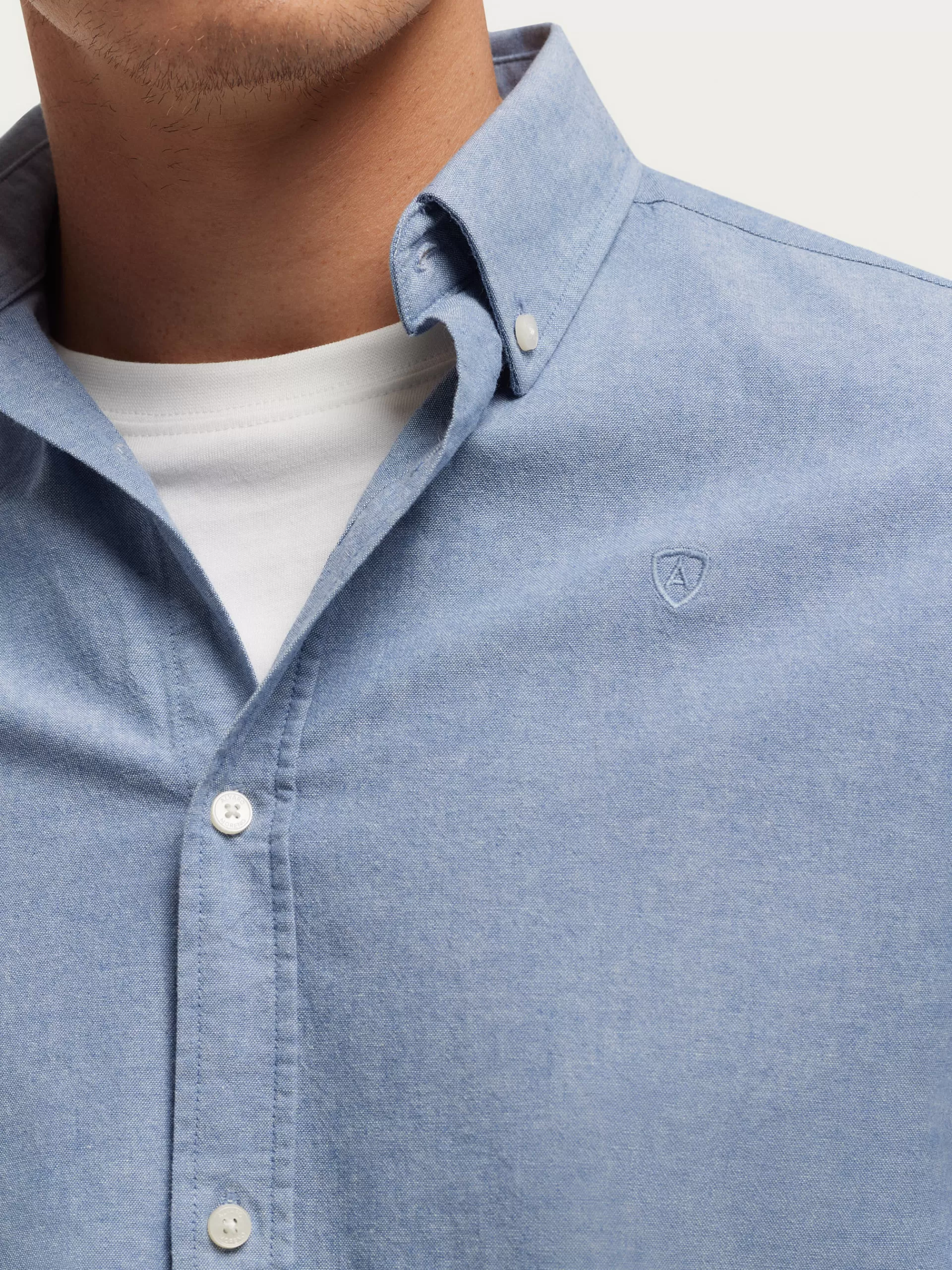 Élégante chemise en oxford chambray bleu ciel - Collection Alvaro Moreno | Détails contrastés et coupe contemporaine