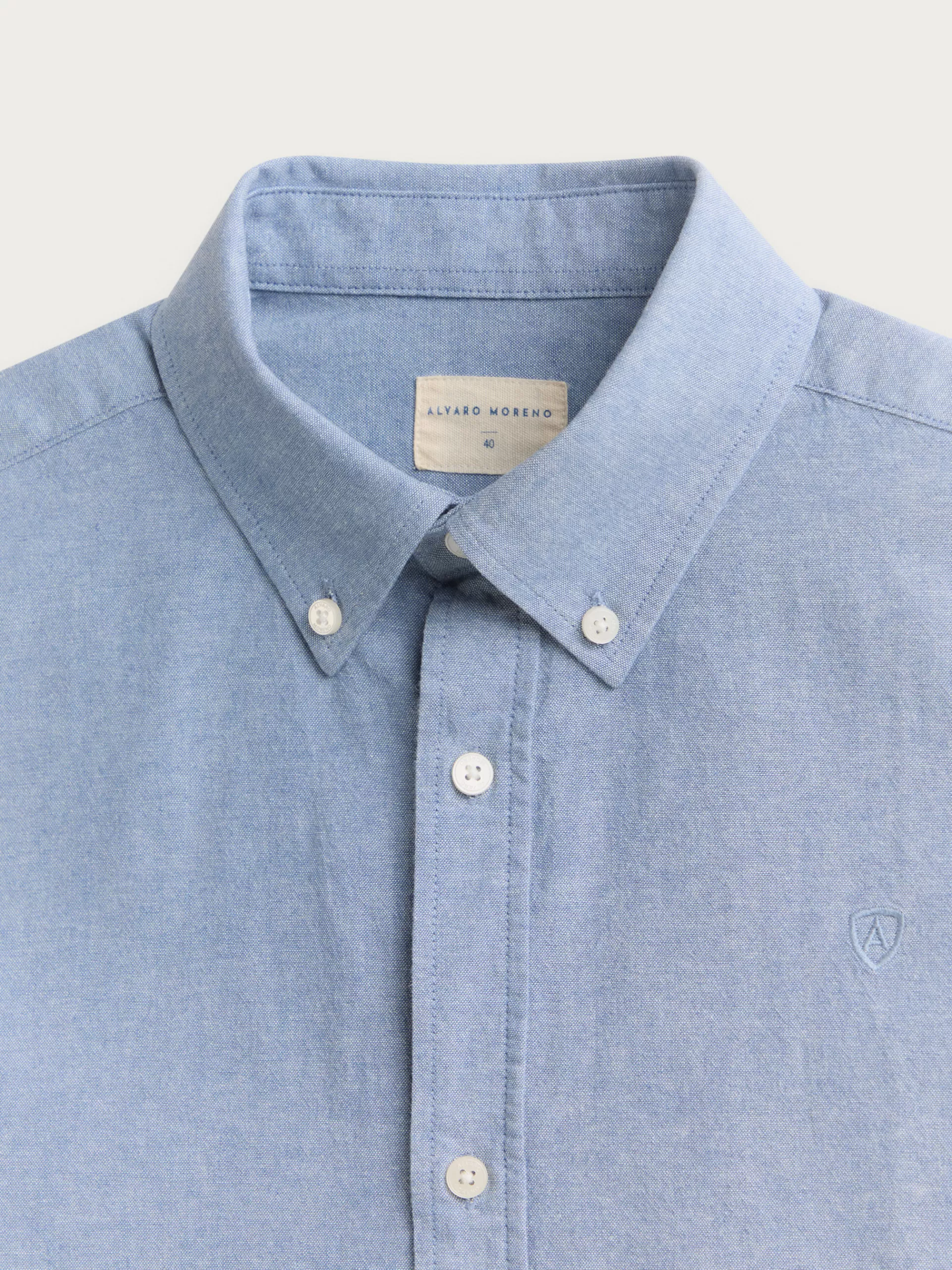 Élégante chemise en oxford chambray bleu ciel - Collection Alvaro Moreno | Détails contrastés et coupe contemporaine