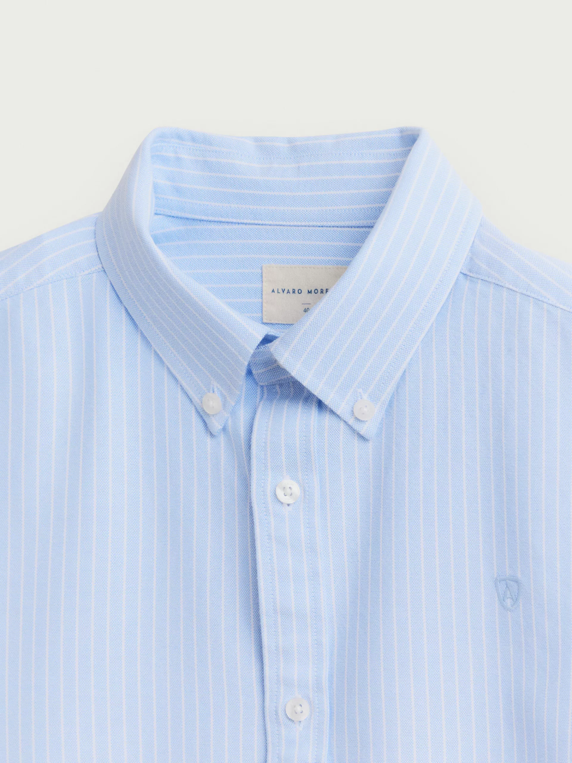 Chemise Alvaro Moreno en Oxford Diplomatique - Modèle Céleste en Promotion Exclusive 

(Version épurée avec détails raffinés : coupe classique réactualisée, tissus respirant pour élégance discrète)