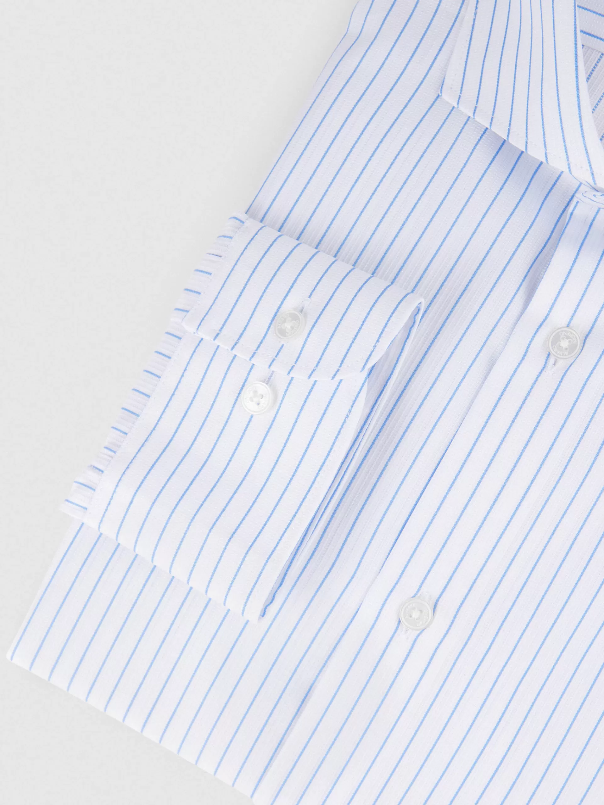 Chemise Alvaro Moreno rayures architecturales - Bleu Ciel raffiné avec détails contrastés