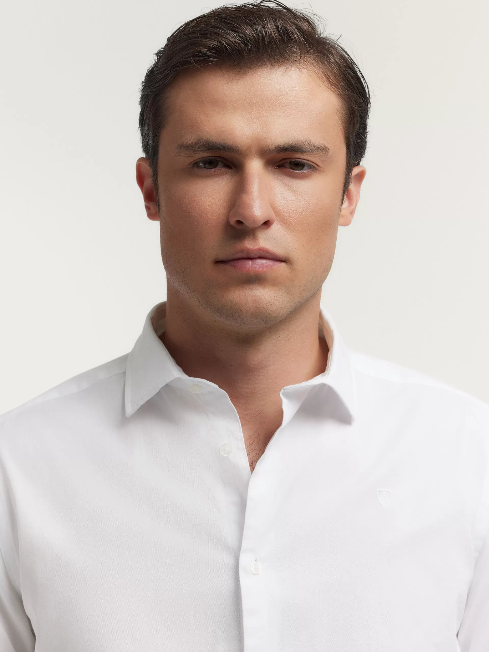 Chemise décontractée Alvaro Moreno en twill teint uni - Blanc pur pour un style intemporel