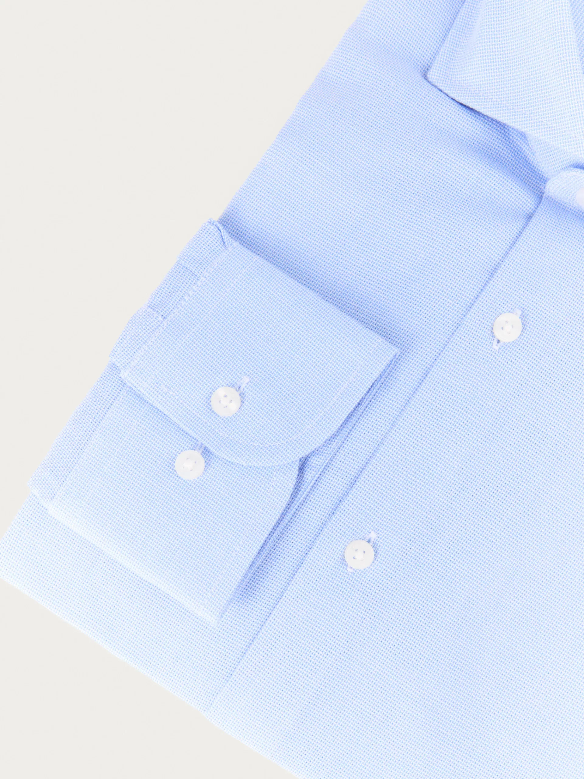 Élégante chemise homme Alvaro Moreno en tissu Dobby - Bleu saphir pour un style sophistiqué 

(Version alternative avec variante de formulation : 
Chemise de costume premium Alvaro Moreno - Tissage texturé Dobby dans une nuance bleu roi raffinée)