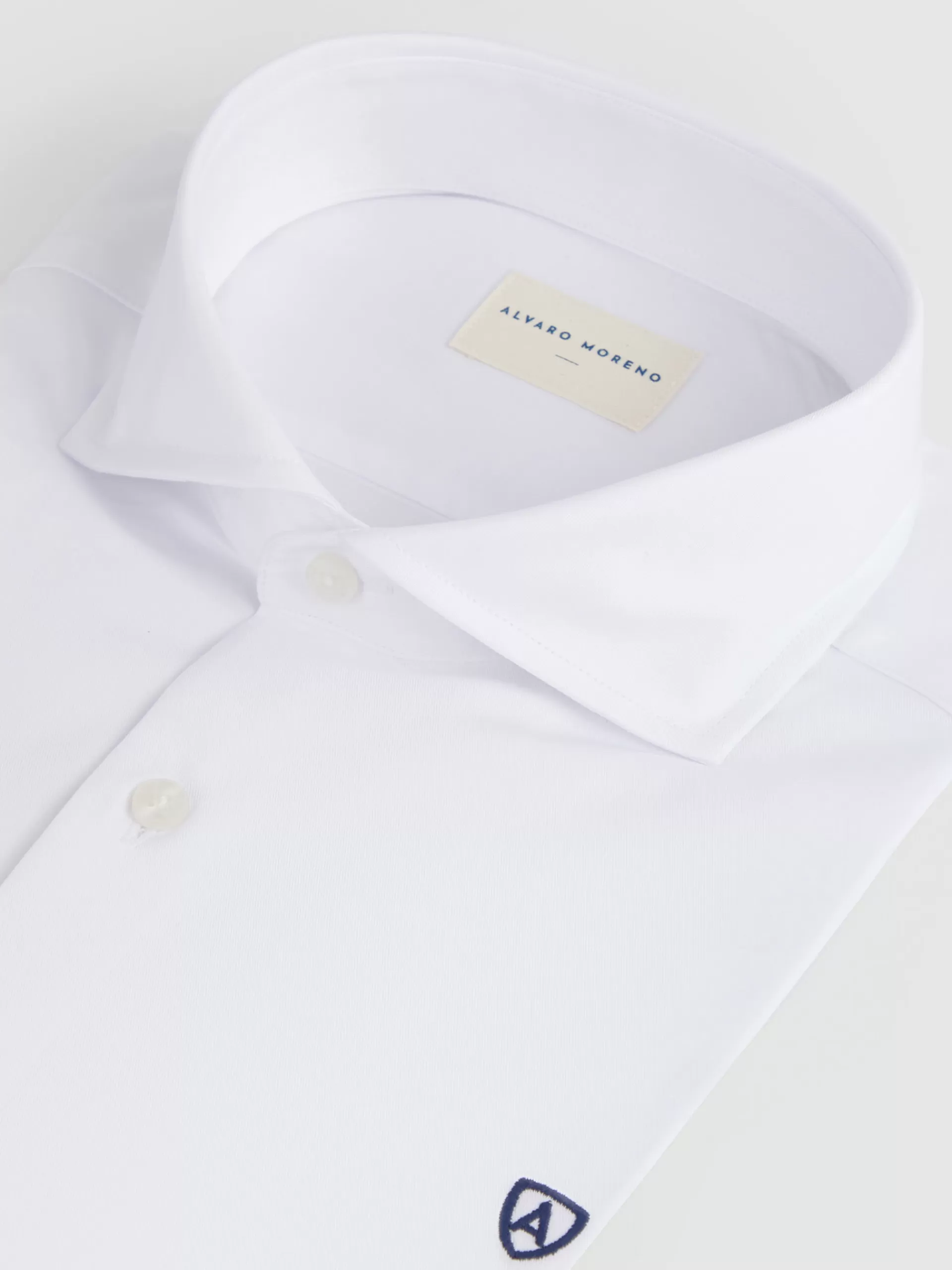 Chemise homme élégante en twill blanc Alvaro Moreno - Coupe classique pour tenue sophistiquée 

Alternative possible : 
Chemise de costume Alvaro Moreno en twill respirant - Blanc immaculé avec détails surpiqûres contrastées

(Je propose deux variantes naturelles avec vocabulaire vestimentaire précis, ajout de caractéristiques techniques implicites comme 