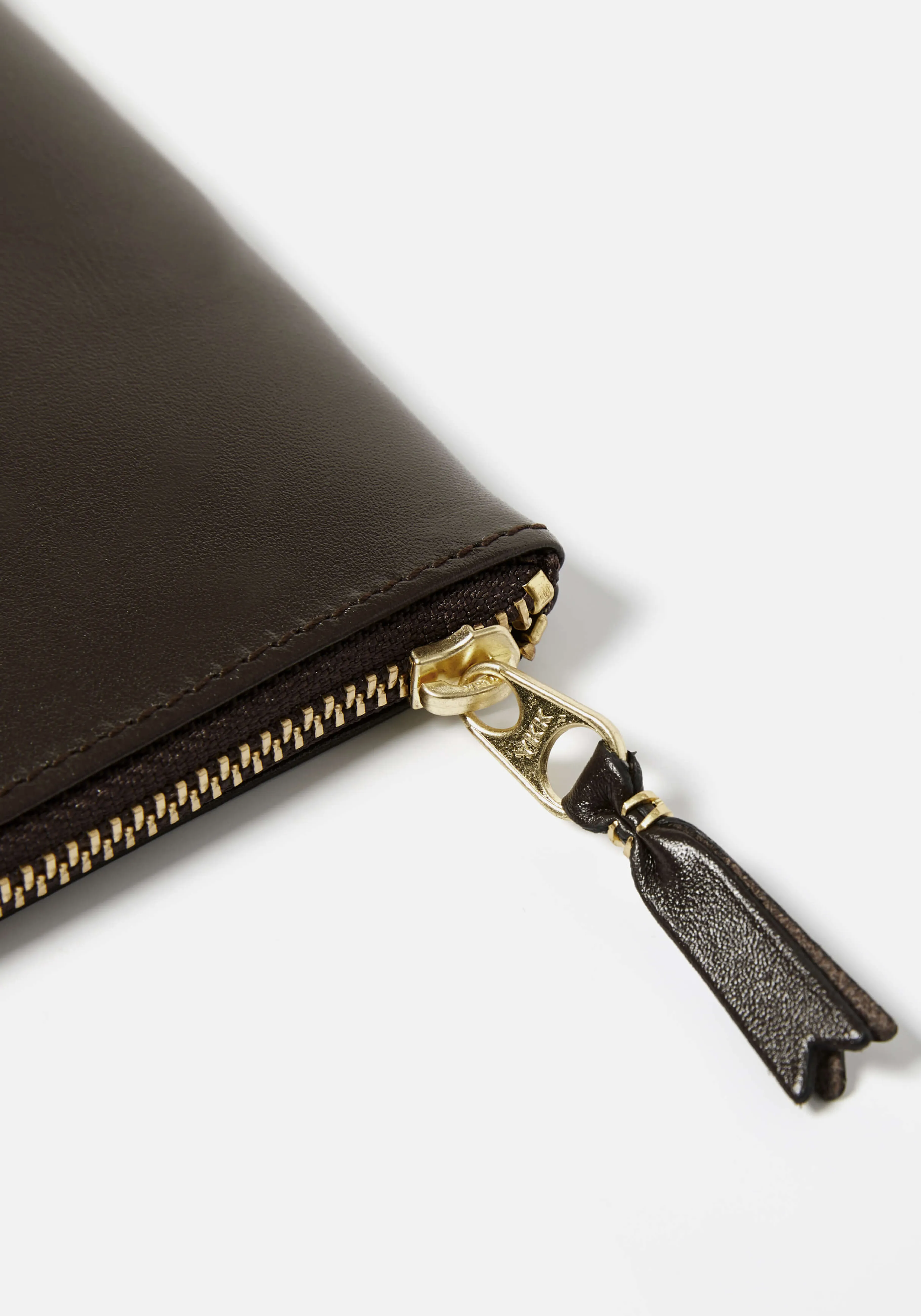 Porte-monnaie zipé MKI Miyuki Zoku - Coloris classique par Comme des Garçons | Accessoire mode intemporel en maroquinerie pratique