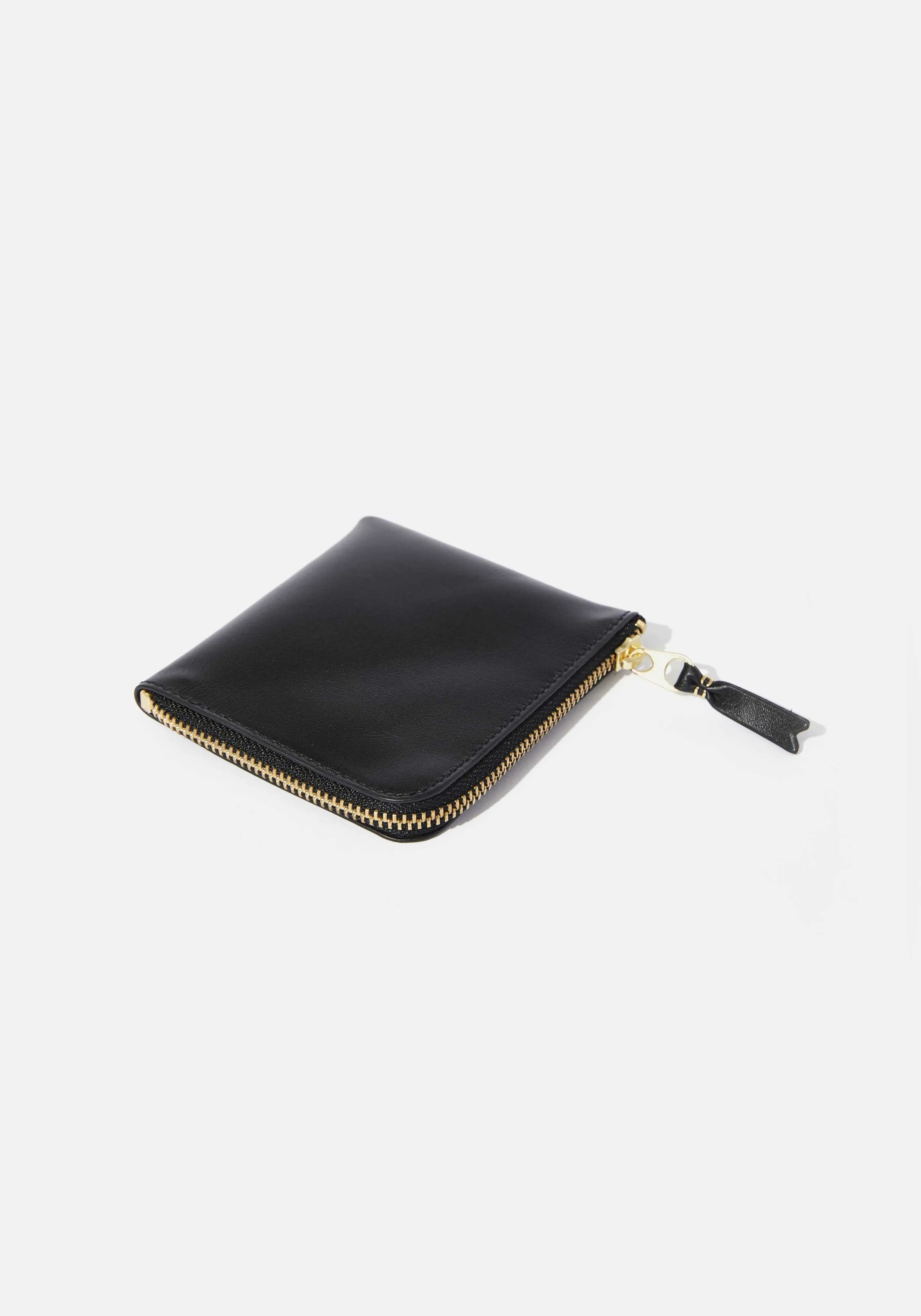Portefeuille MKI Miyuki Zoku x Comme des Garçons - Fermeture éclair partielle pour un style urbain raffiné  

Accessoire mode intemporel alliant praticité et esthétique minimaliste, idéal pour le quotidien élégant.