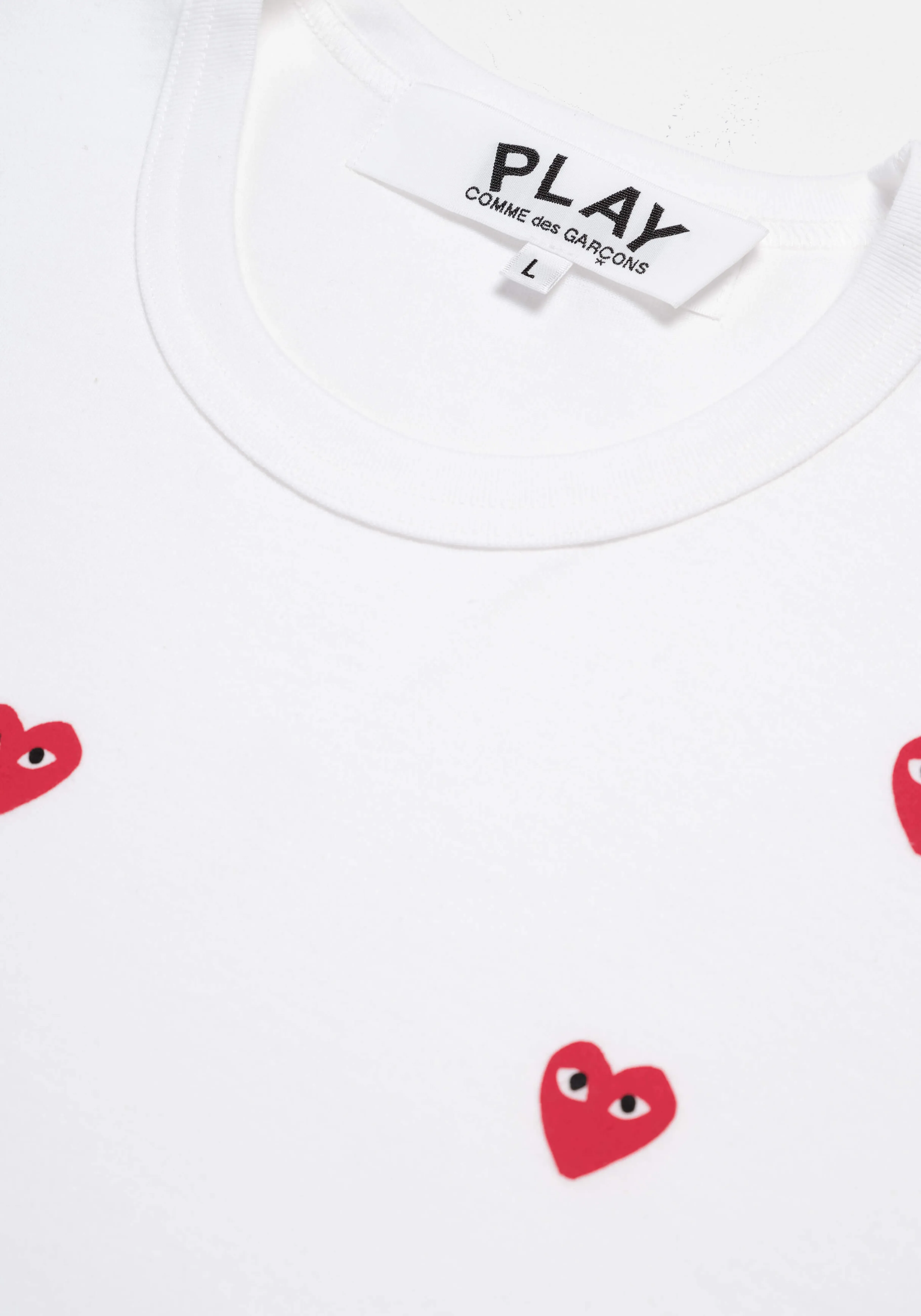 T-Shirt MKI Miyuki Zoku x Comme des Garçons - Cœur Rouge Éclatant à Motif Multicolore - Style Urbain Intemporel - Collection Haut de Gamme
