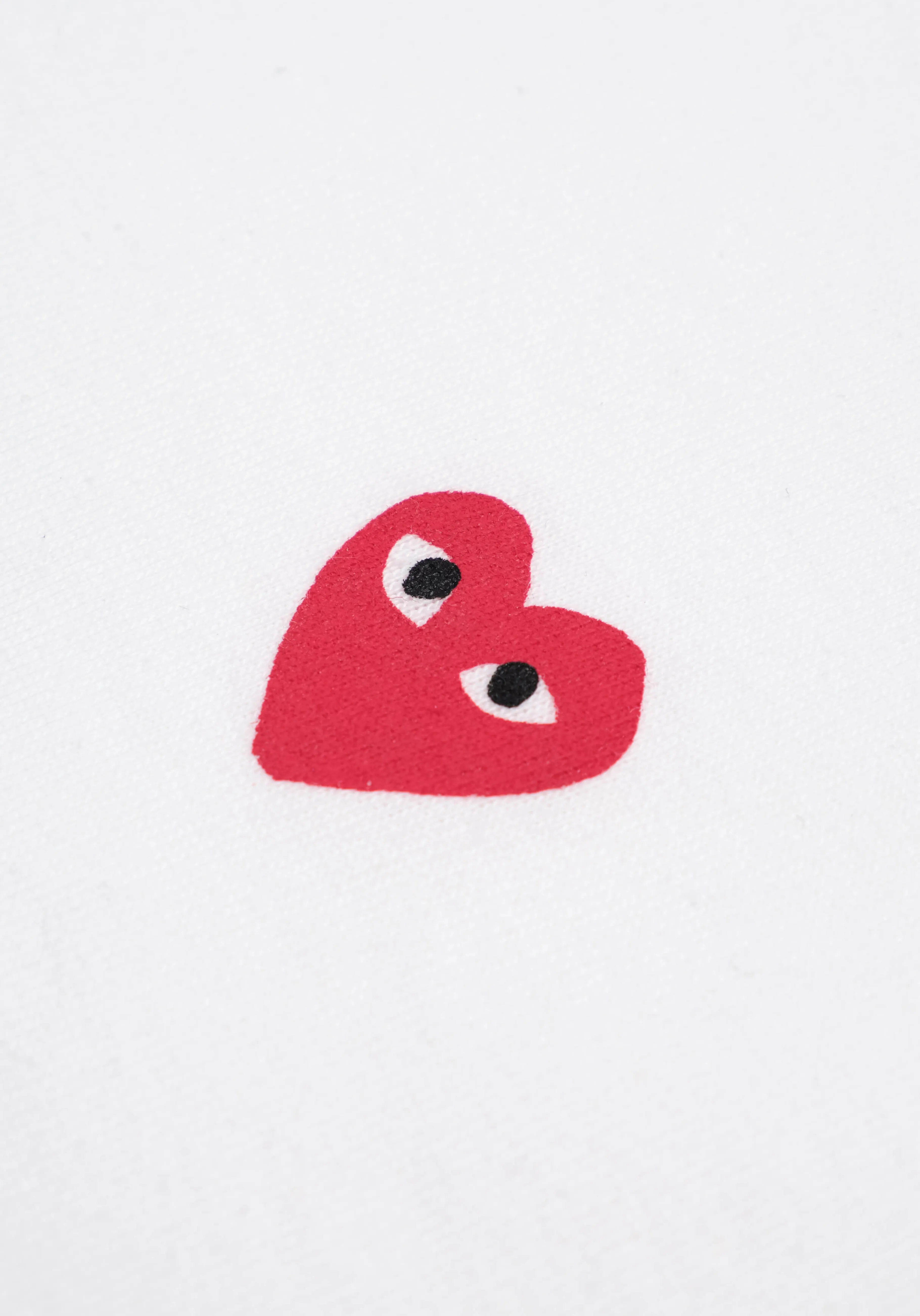 T-Shirt MKI Miyuki Zoku x Comme des Garçons - Cœur Rouge Éclatant à Motif Multicolore - Style Urbain Intemporel - Collection Haut de Gamme