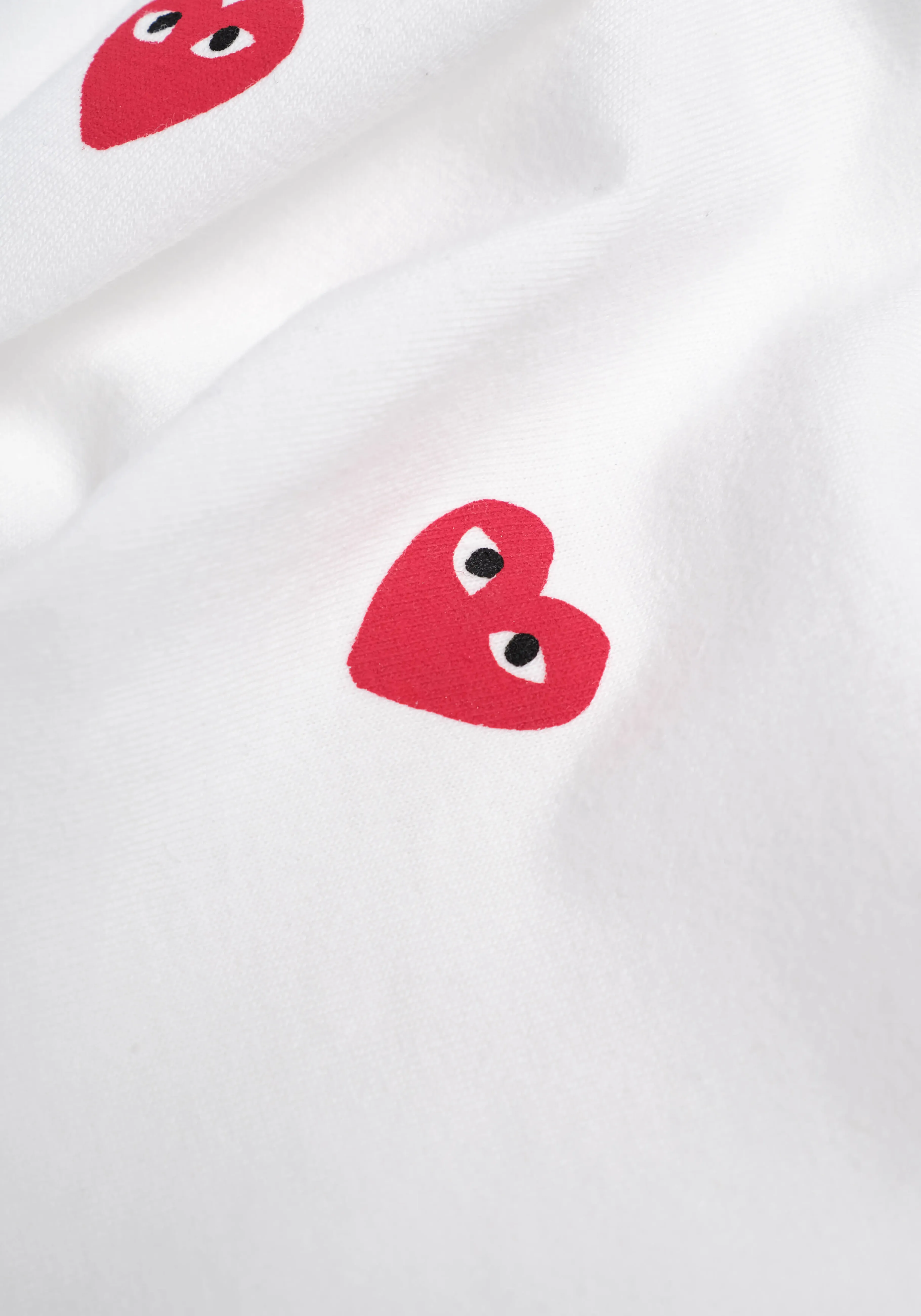 T-Shirt MKI Miyuki Zoku x Comme des Garçons - Cœur Rouge Éclatant à Motif Multicolore - Style Urbain Intemporel - Collection Haut de Gamme