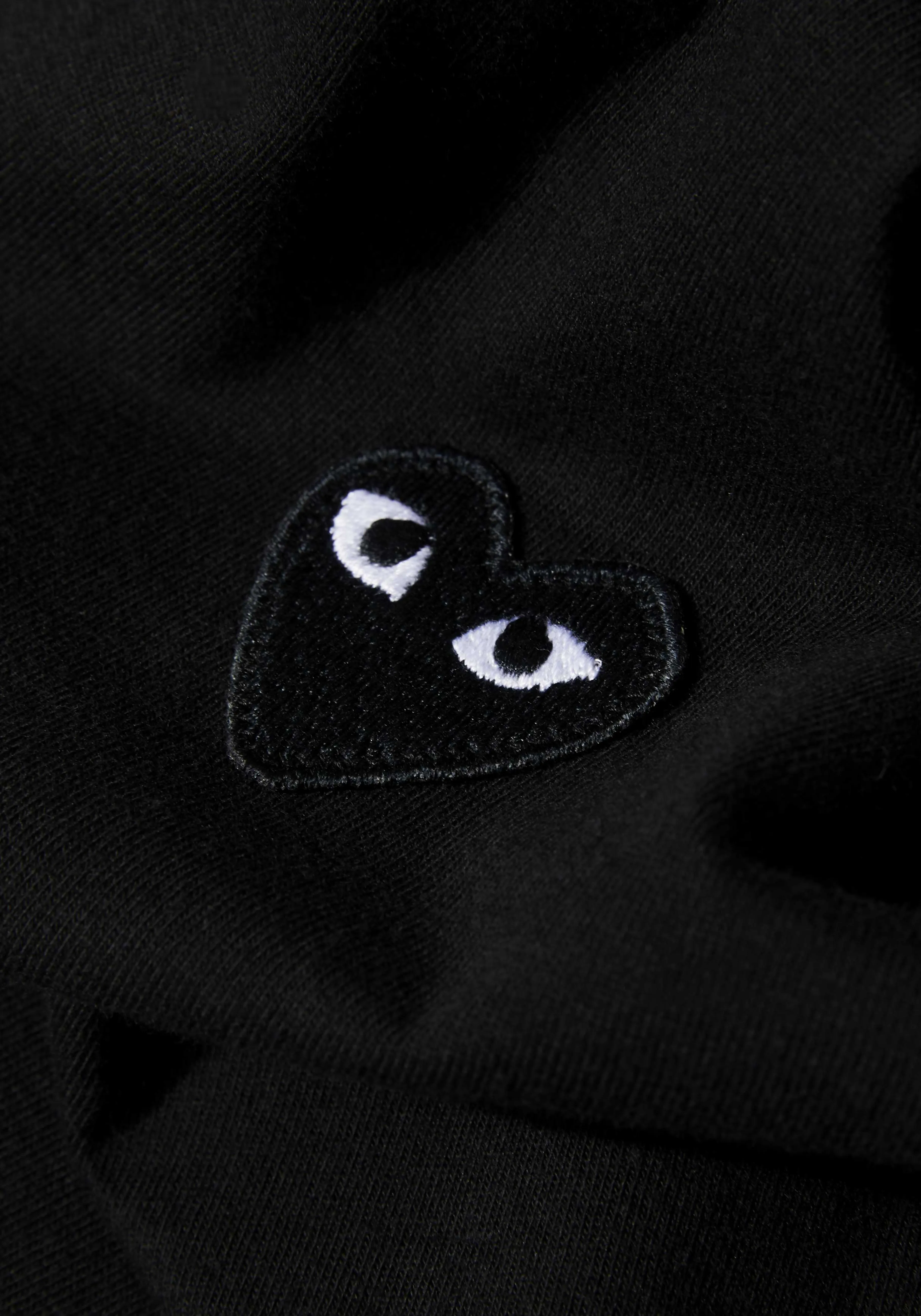 Tee-shirt manches longues à motif cœur - Collection Printemps-Été 2024 par MKI Miyuki-Zoku x COMME des GARÇONS Play