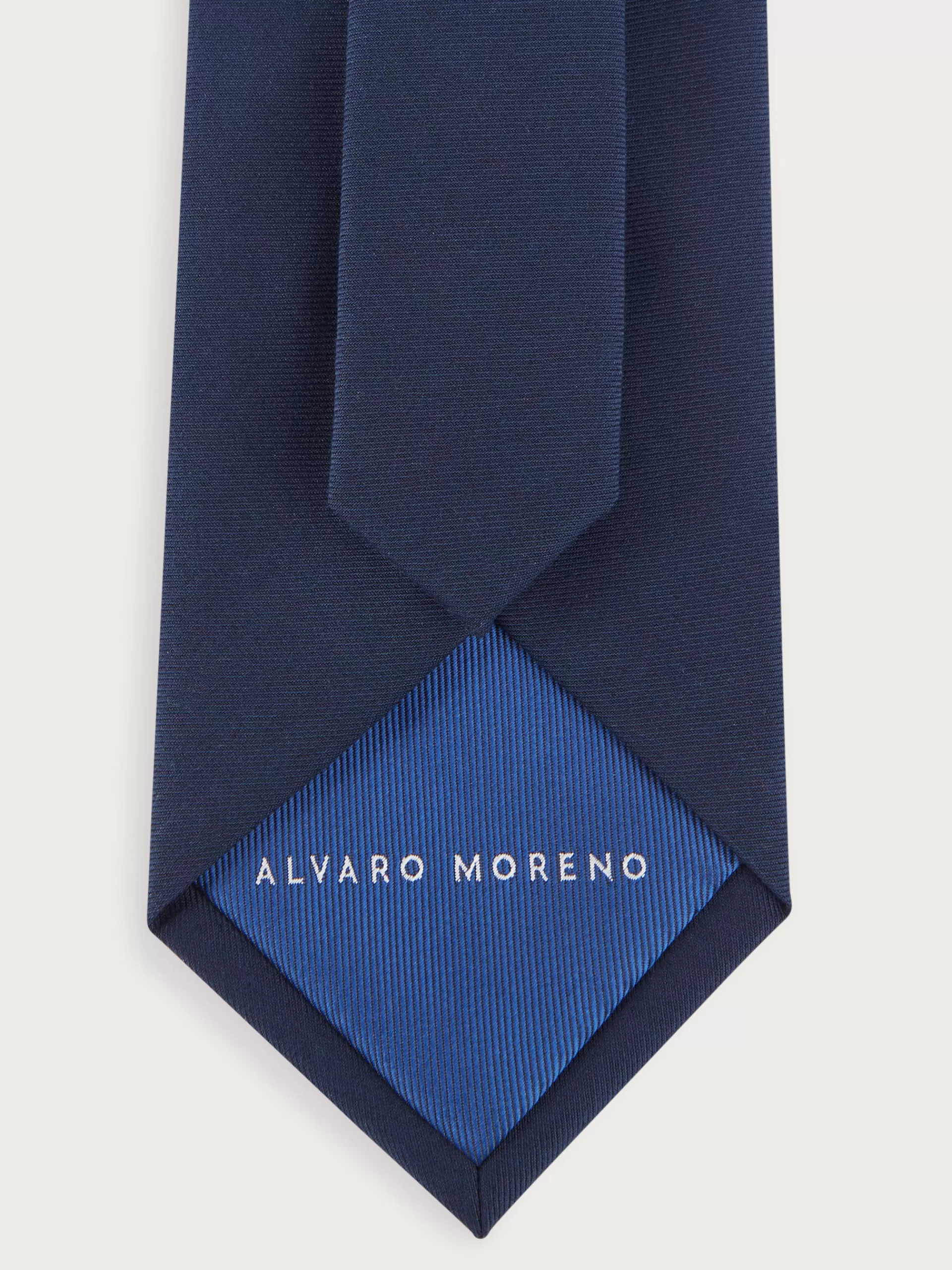 Cravate Alvaro Moreno - Bleu Nuit sobre à finition satinée | Promotion exclusive sur stock limité 

(Variante alternative : Cravate unie pour homme - Élégance intemporelle en bleu profond par Alvaro Moreno | Vente flash sur les dernières pièces)