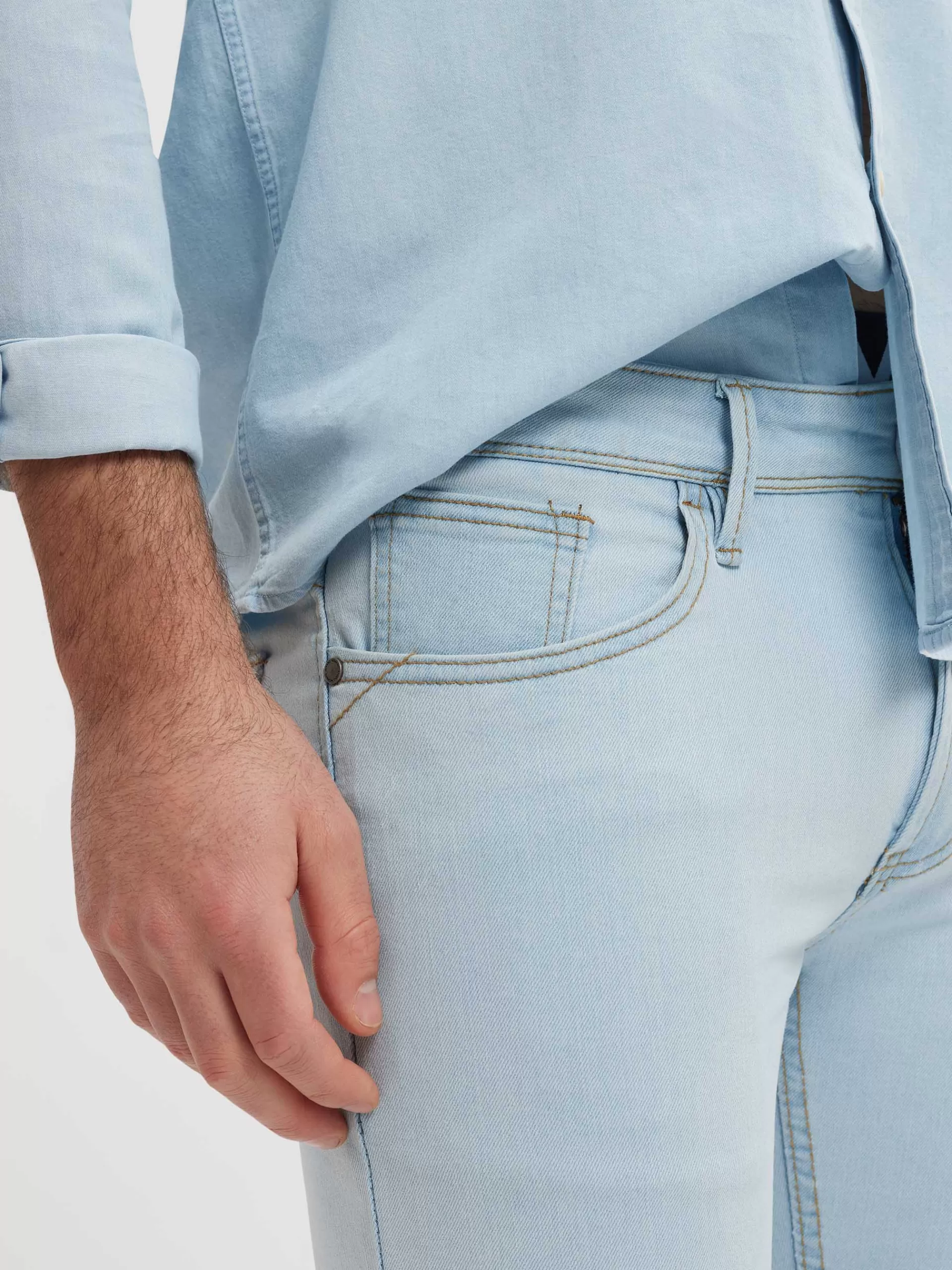 Jean cigarette Alvaro Moreno en denim bleu ciel - Coupe ajustée tendance