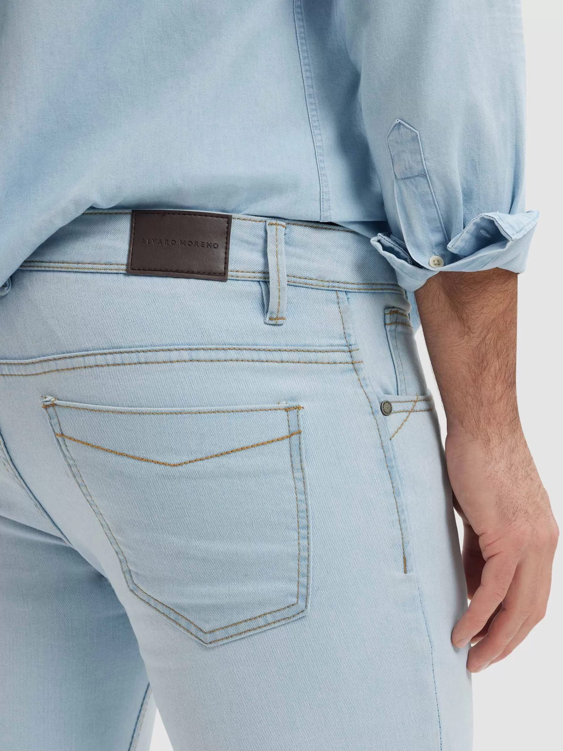 Jean cigarette Alvaro Moreno en denim bleu ciel - Coupe ajustée tendance