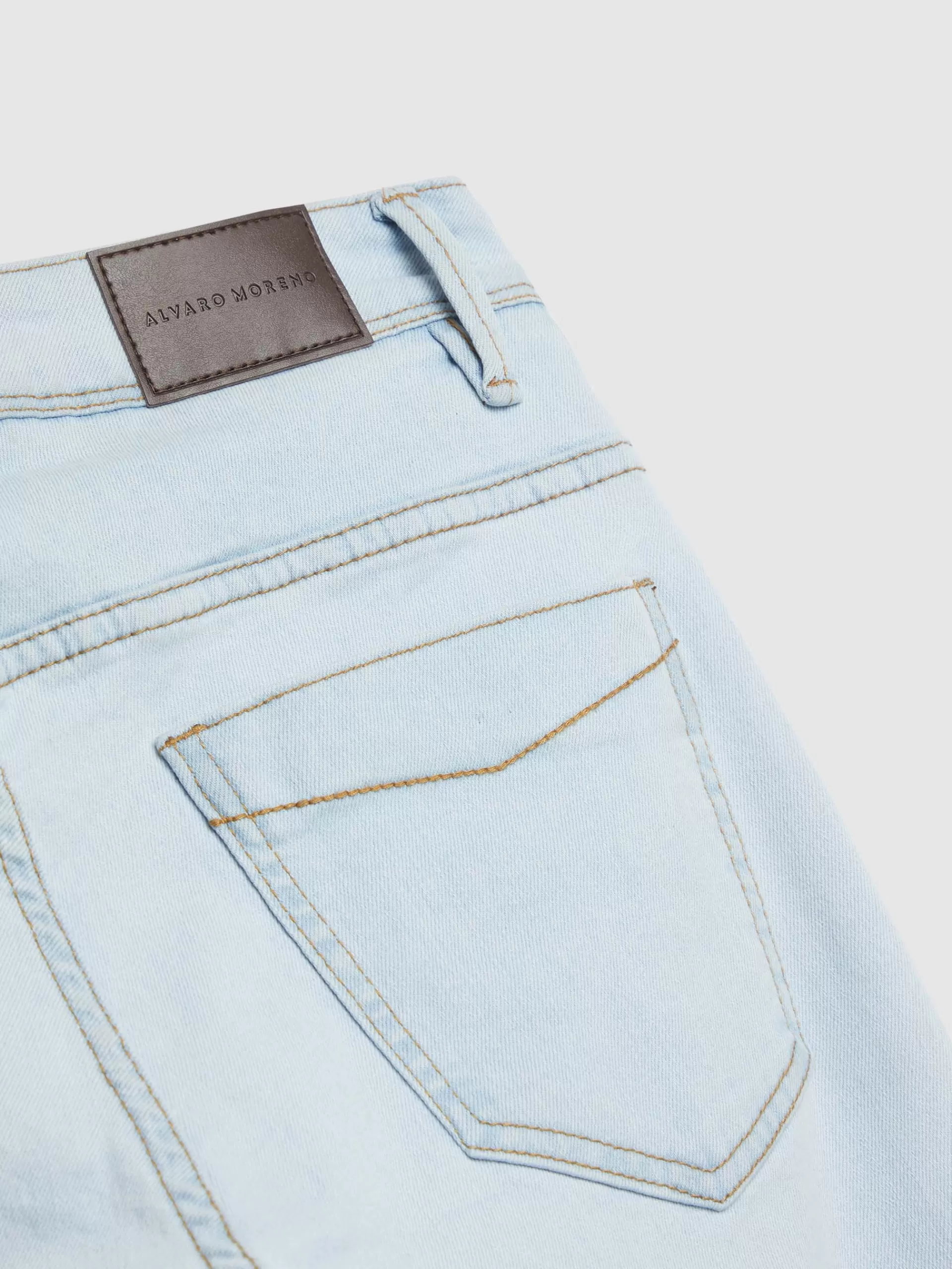 Jean cigarette Alvaro Moreno en denim bleu ciel - Coupe ajustée tendance