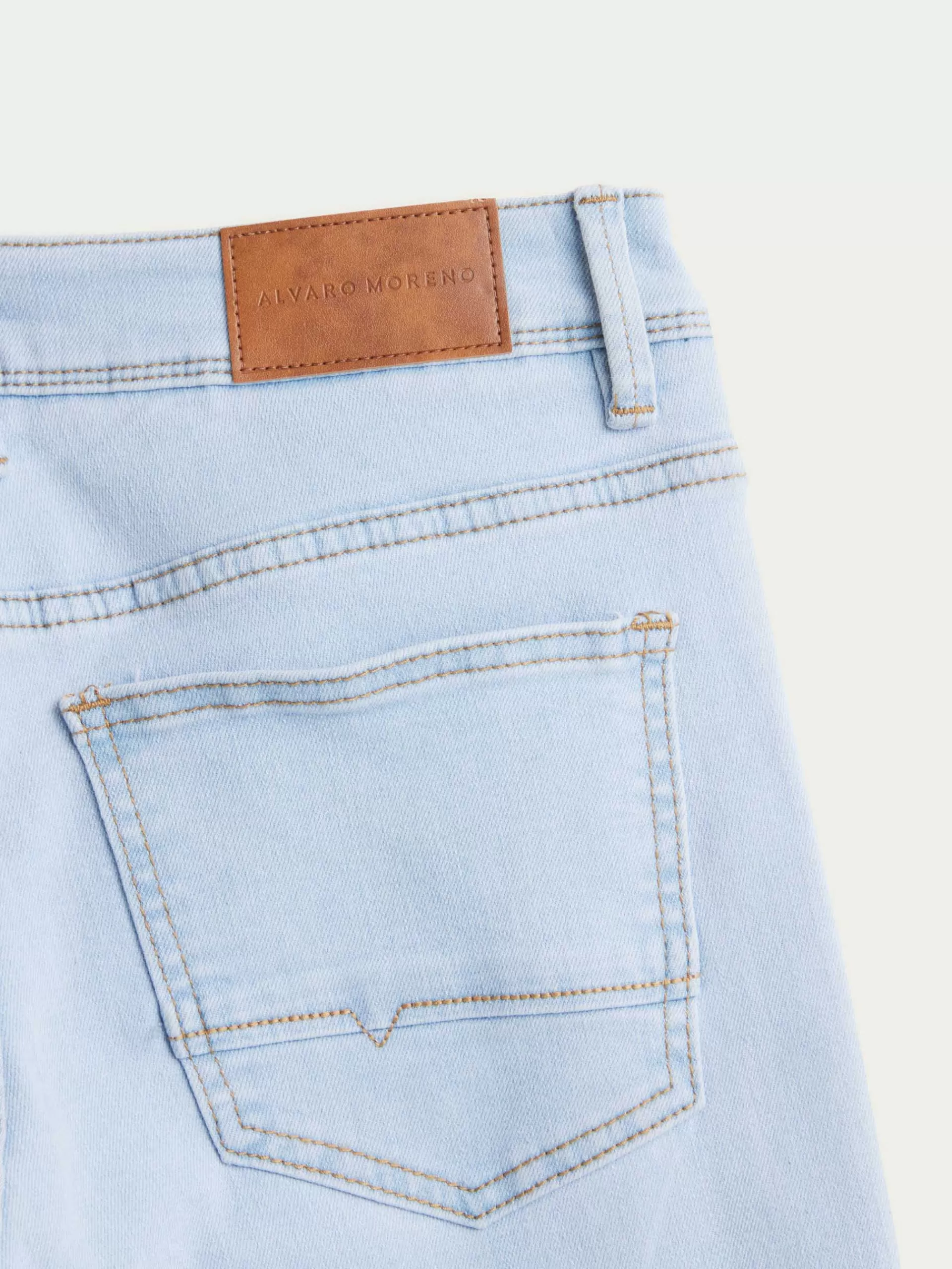 Jean slim élégant Alvaro Moreno - Bleu ciel en promotion  

Modèle basique ajusté, disponible en teinte azur clair