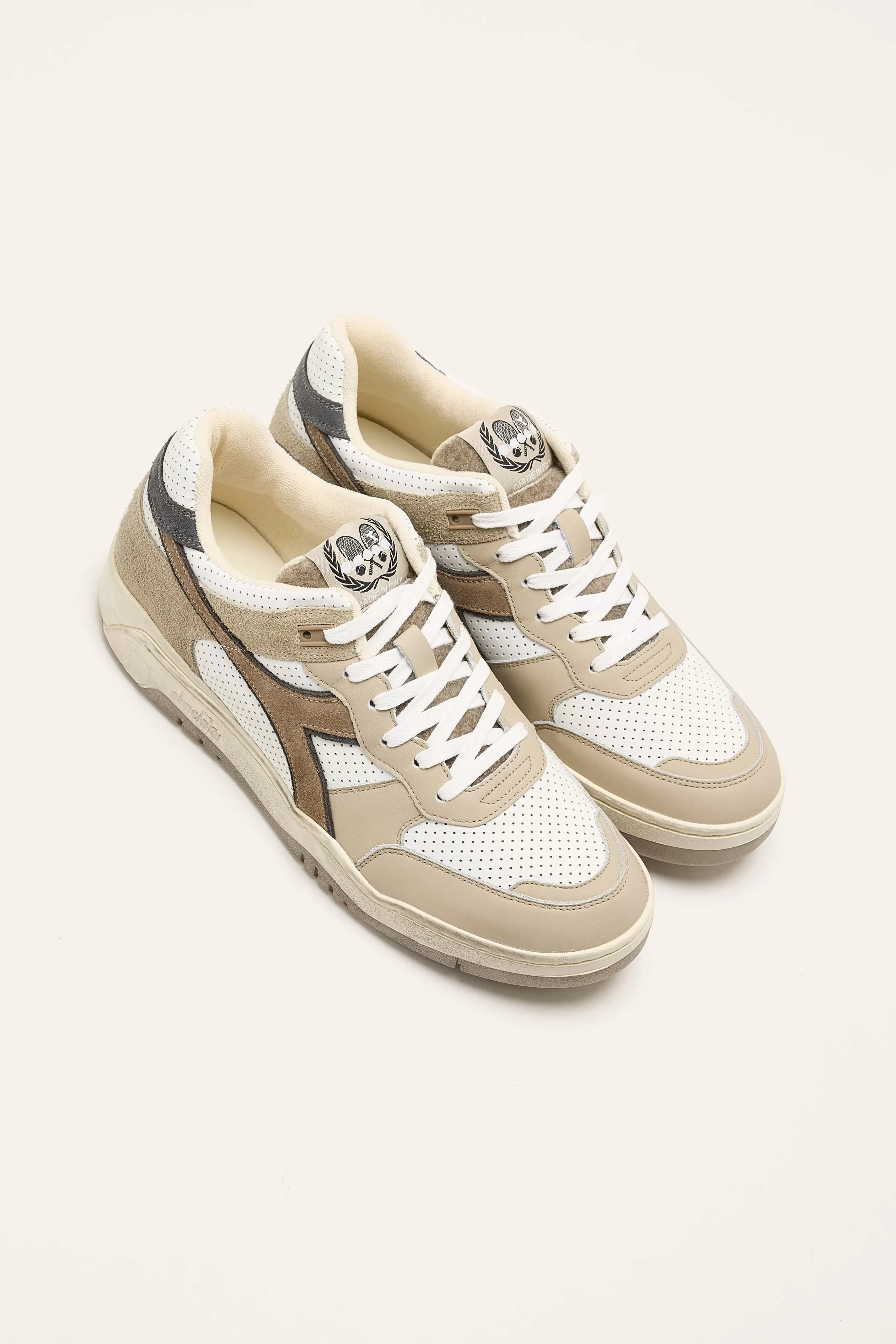 Diadora B.560 - Chaussures de Sport Homme - Style Italien avec Accents Rouge Éclatant