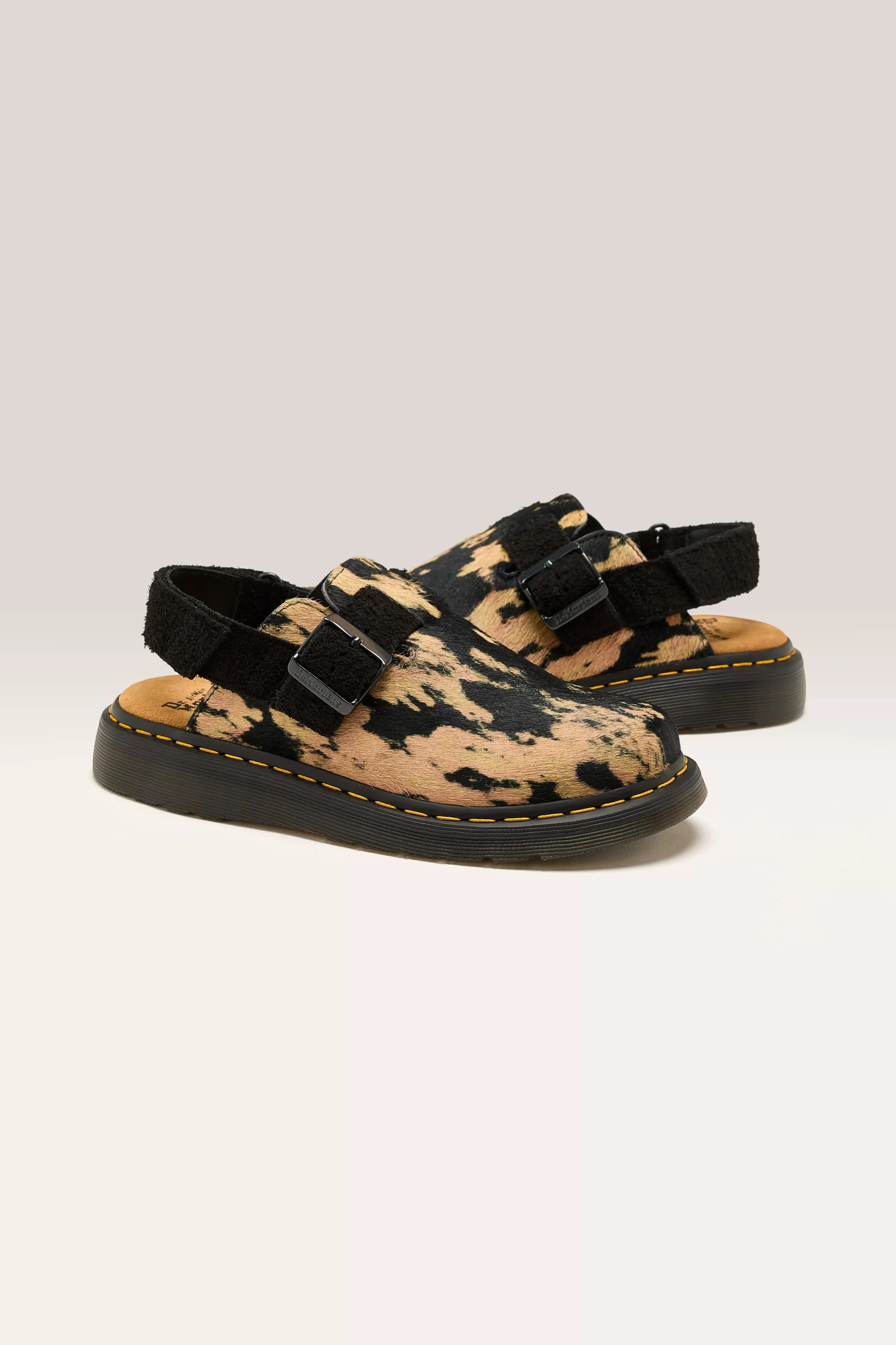 Mules Dr. Martens Jorge II - Effet contraste et doublure en poils longs pour femme | Promotion exclusive sur la nouvelle collection 

(：，，，)