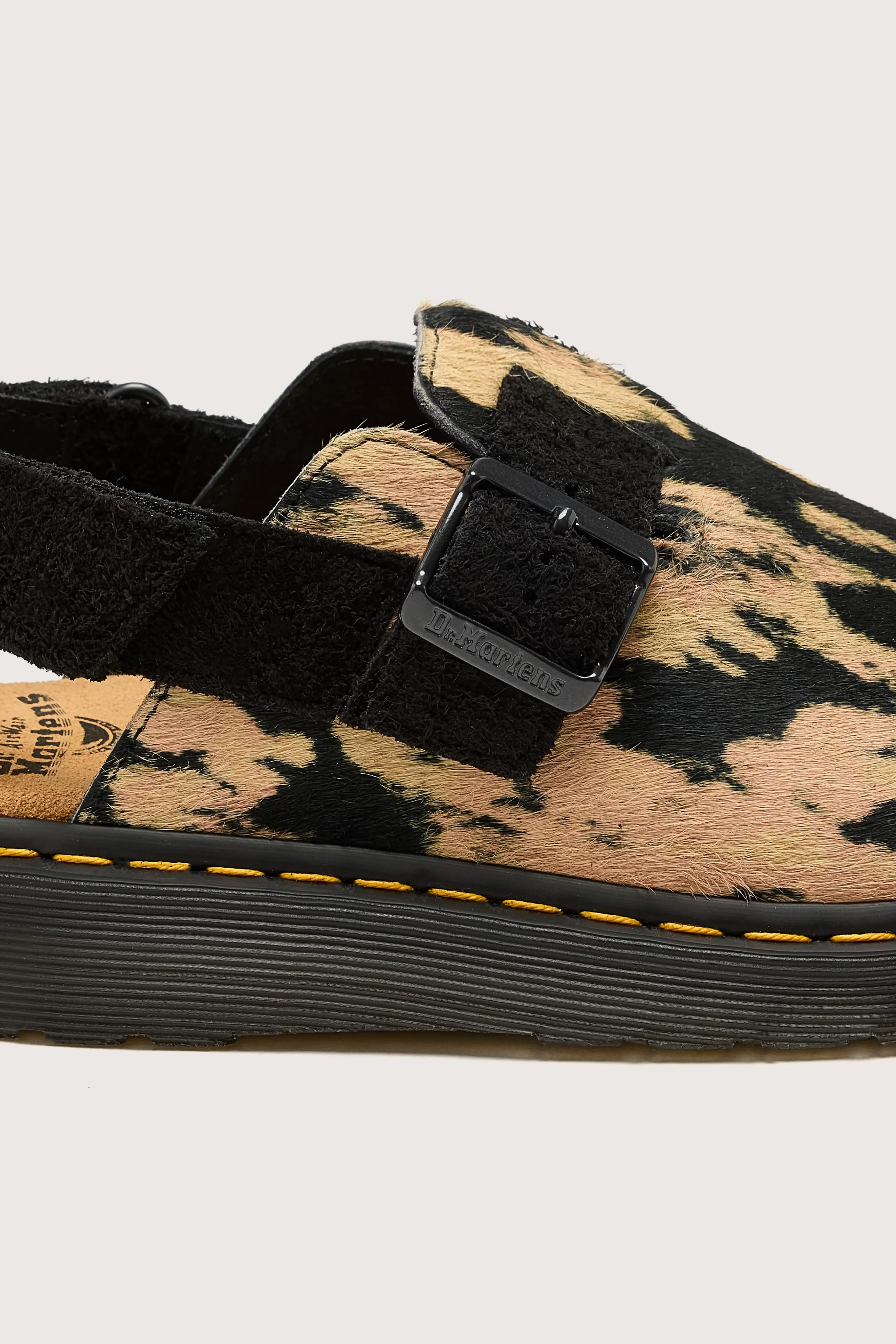 Mules Dr. Martens Jorge II - Effet contraste et doublure en poils longs pour femme | Promotion exclusive sur la nouvelle collection 

(：，，，)