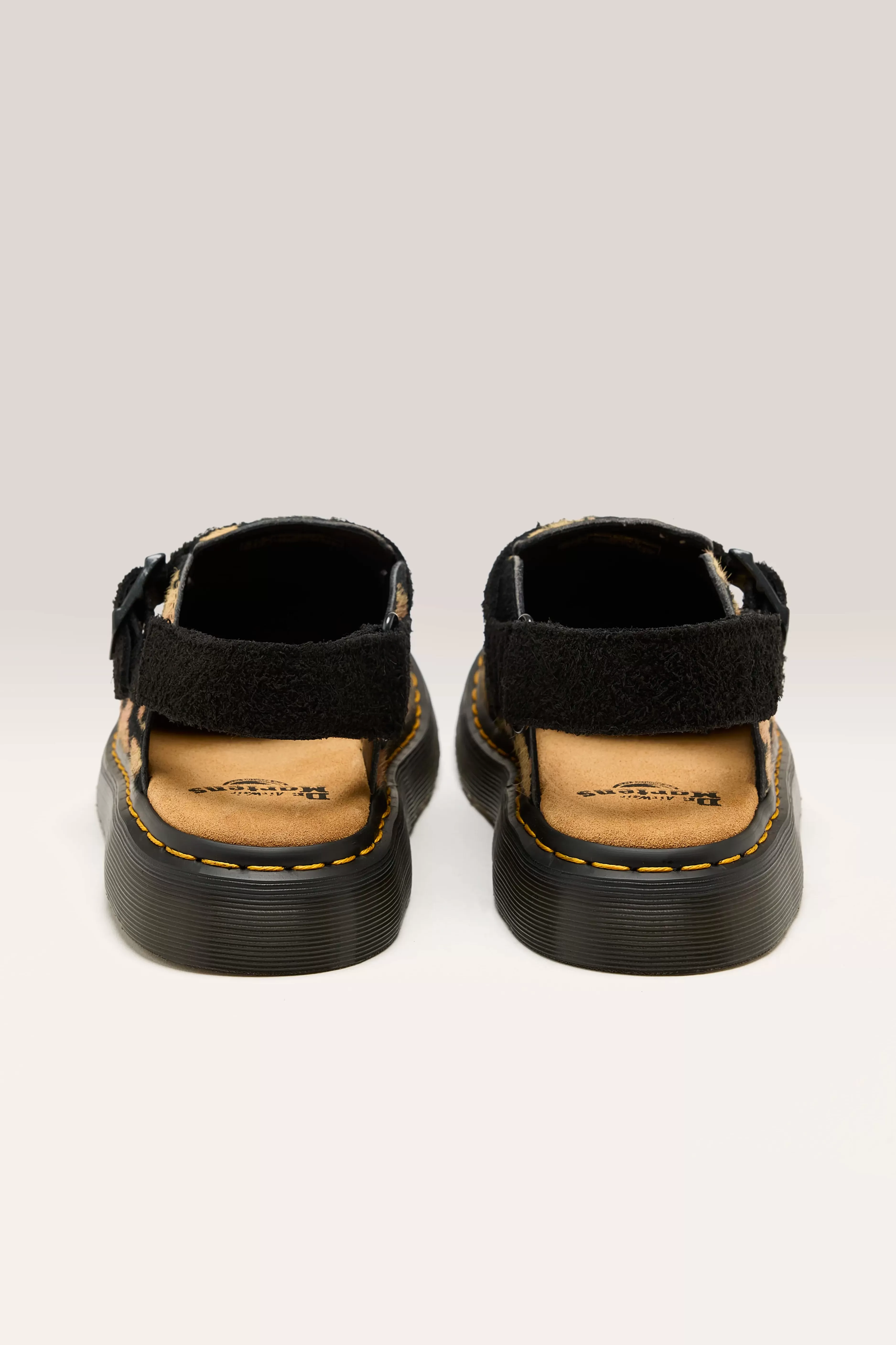 Mules Dr. Martens Jorge II - Effet contraste et doublure en poils longs pour femme | Promotion exclusive sur la nouvelle collection 

(：，，，)