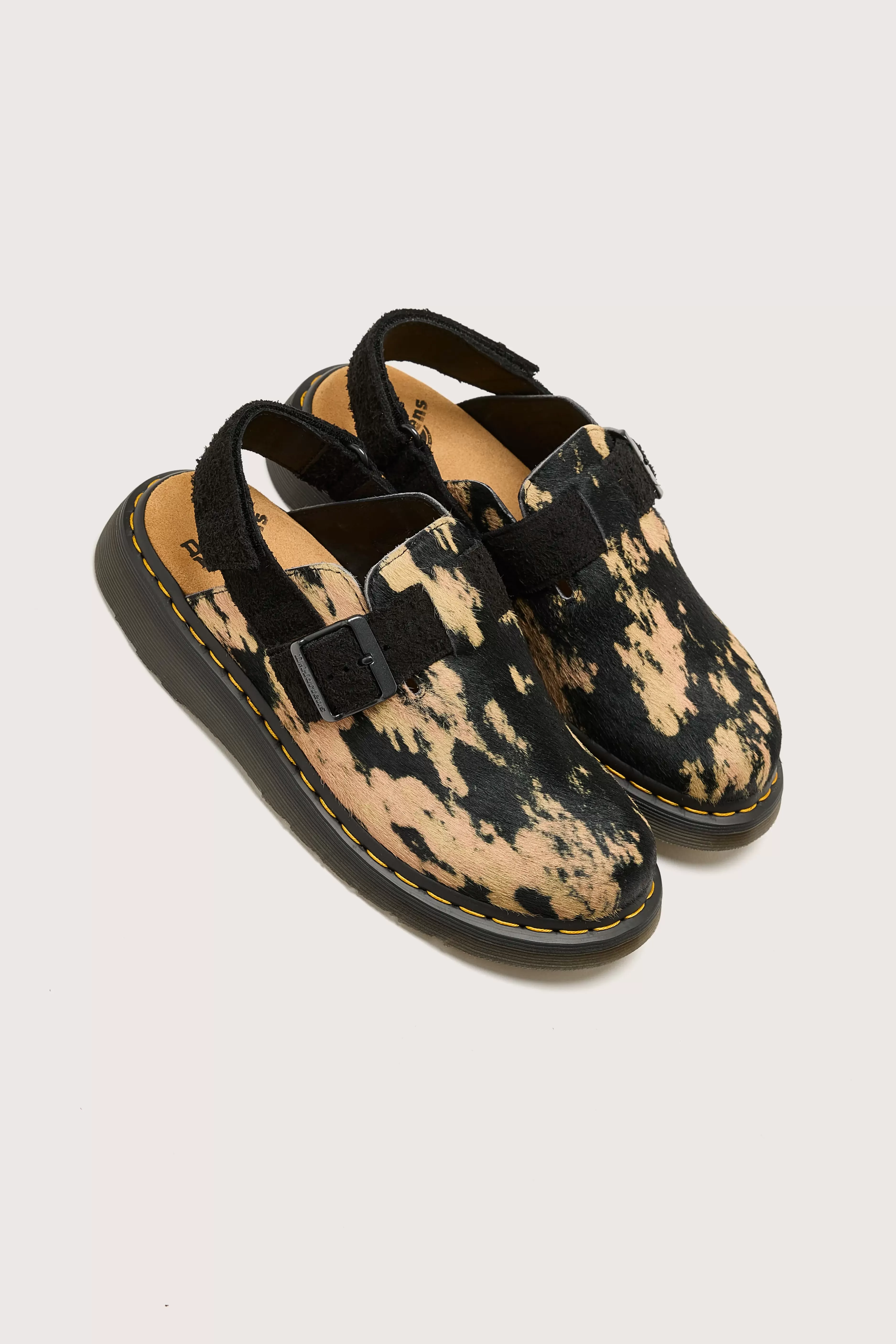 Mules Dr. Martens Jorge II - Effet contraste et doublure en poils longs pour femme | Promotion exclusive sur la nouvelle collection 

(：，，，)