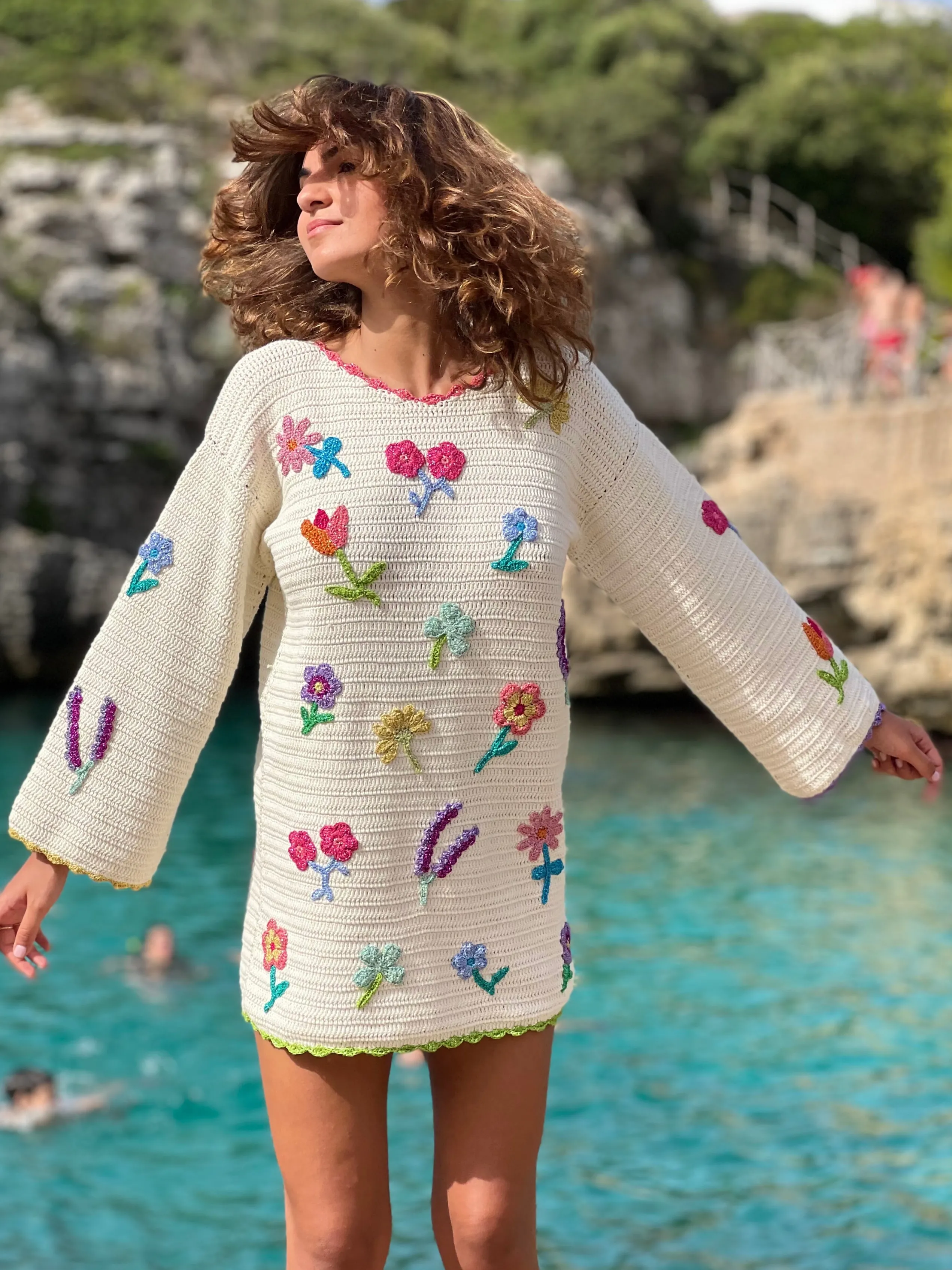 Élégante Robe Carmin à Manches Florales - Style Printanier Bloom
