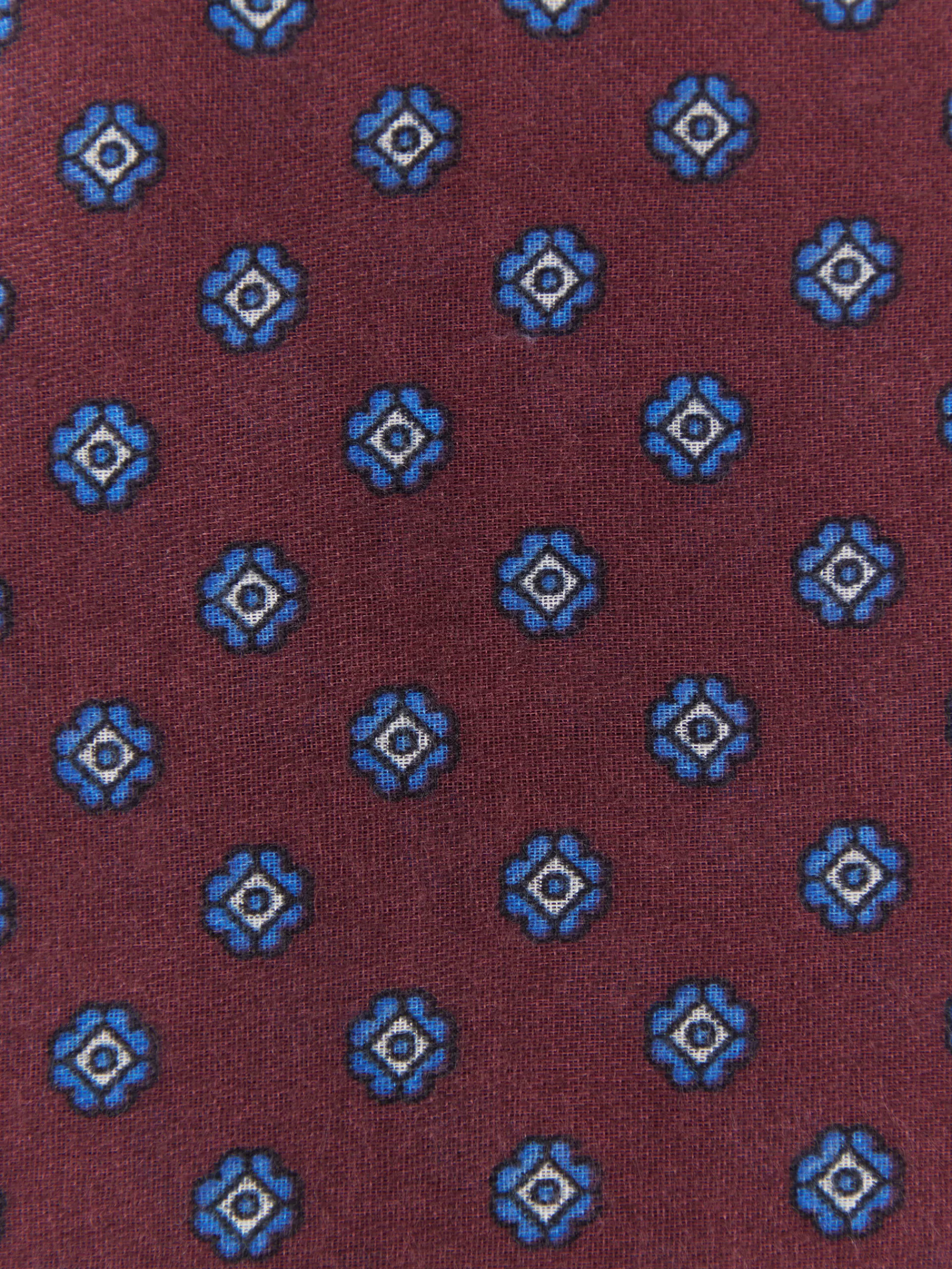 Écharpe en Soie Alvaro Moreno – Motif Élégant Bordeaux, Pièce Exclusive pour un Style Raffiné