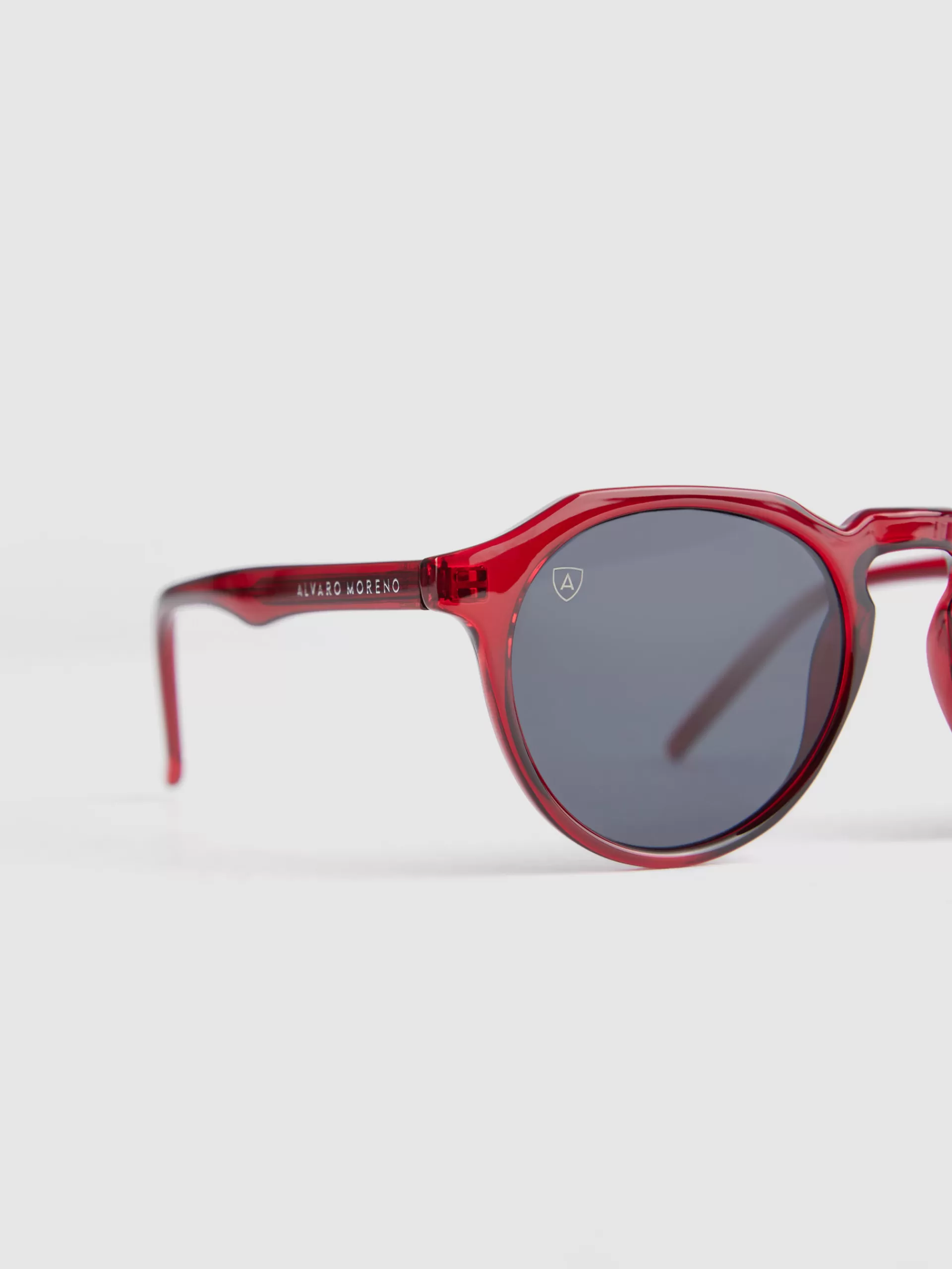 Promo exclusive : Lunettes soleil tendance Alvaro Moreno - Rouge rubis & Style Élégant