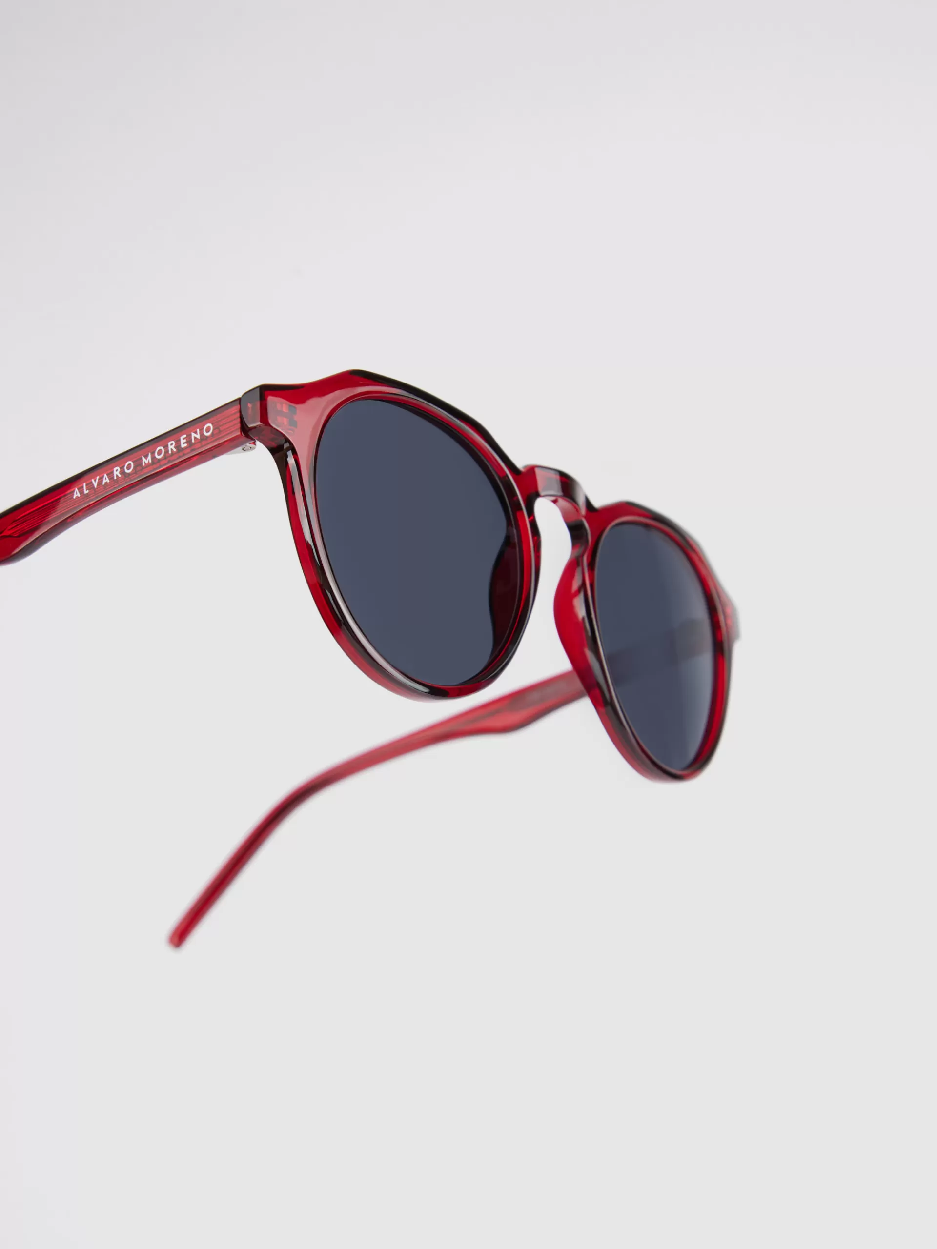 Promo exclusive : Lunettes soleil tendance Alvaro Moreno - Rouge rubis & Style Élégant