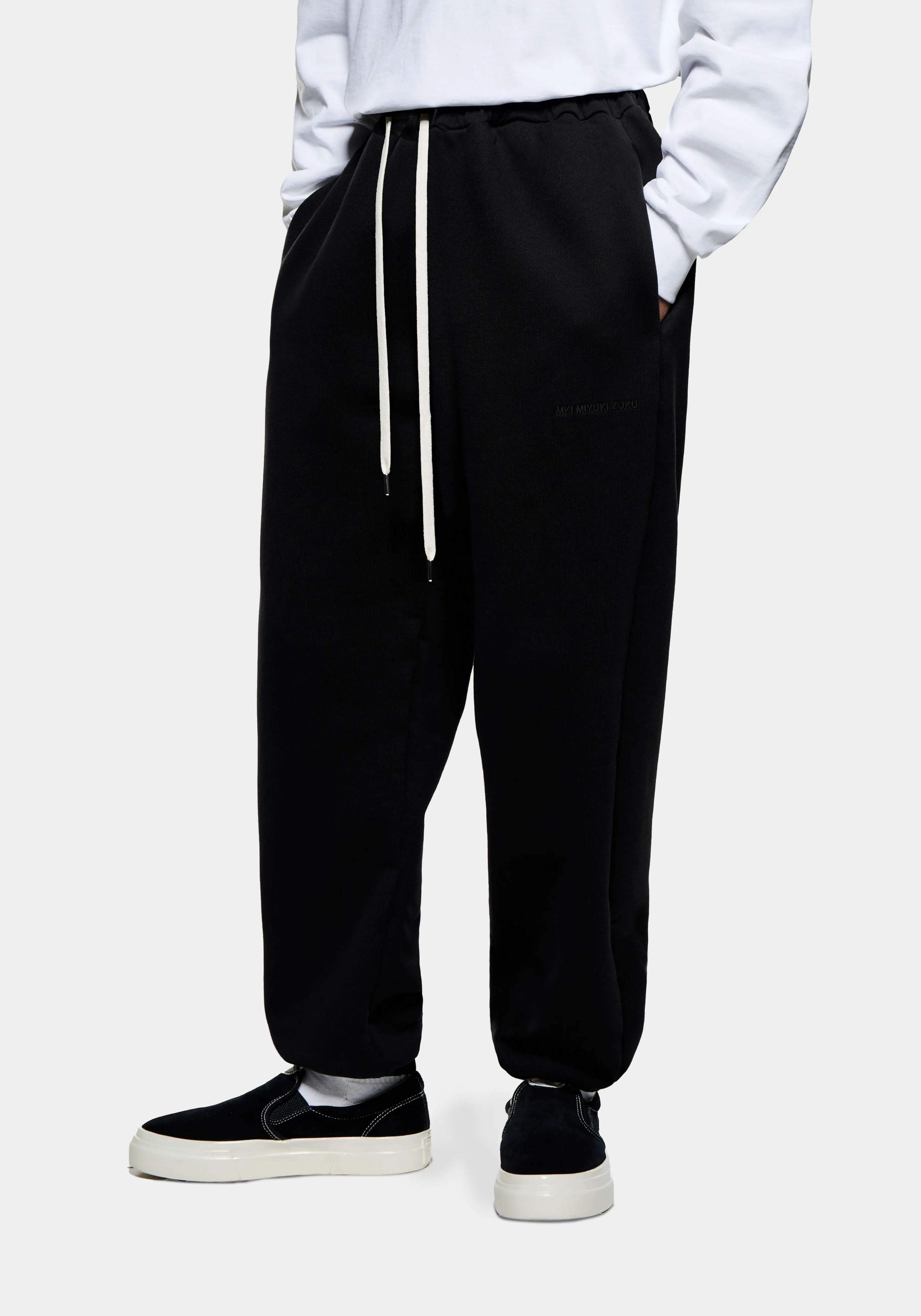 Pantalon jogging ajusté MKI Miyuki Zoku - Coupe moderne avec revers - Tissu premium 800 g/m² - Survêtement confortable pour look décontracté - Collection urbaine automne/hiver