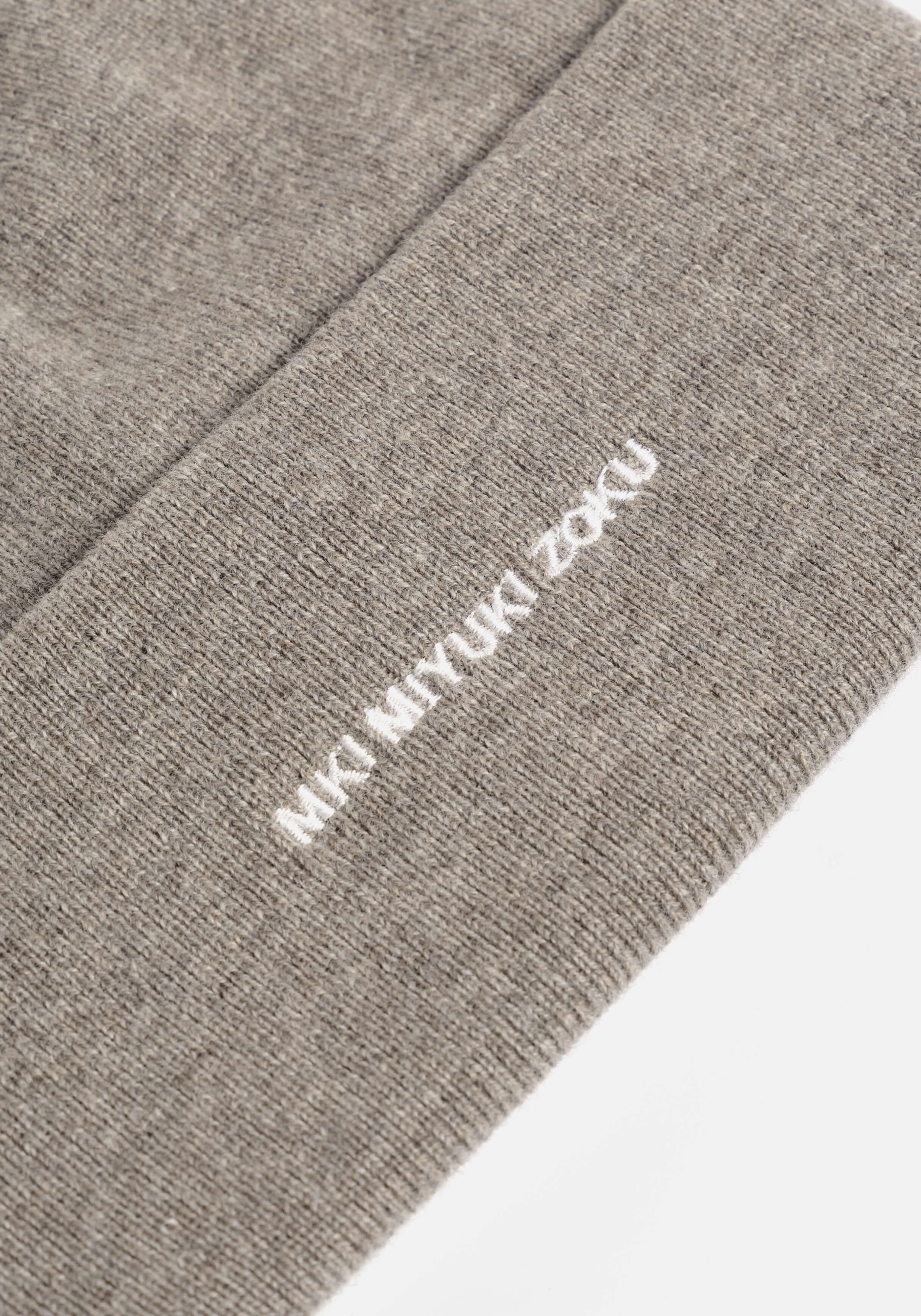Bonnet urbain MKI MIYUKI ZOKU en laine mérinos - Broderies main artisanales · Style casual raffiné pour look décontracté · Accessoire mode hiver essentiel
