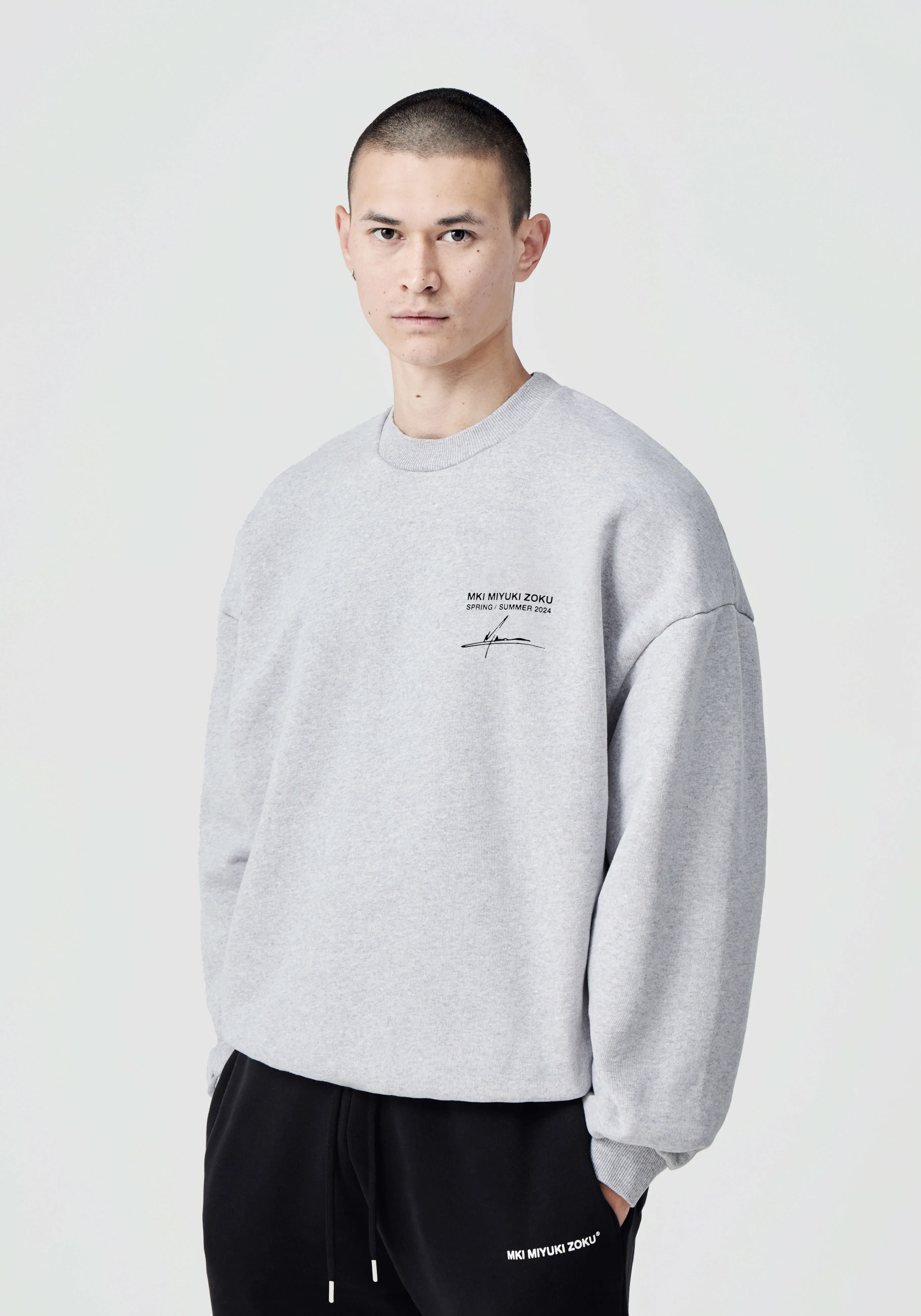Pull à col ras du cou confortable - Motif Resort décontracté  
Collection urbaine polyvalente MKI Miyuki Zoku  
Sweat-shirts unisexes avec détails stylés - Style casual élégant