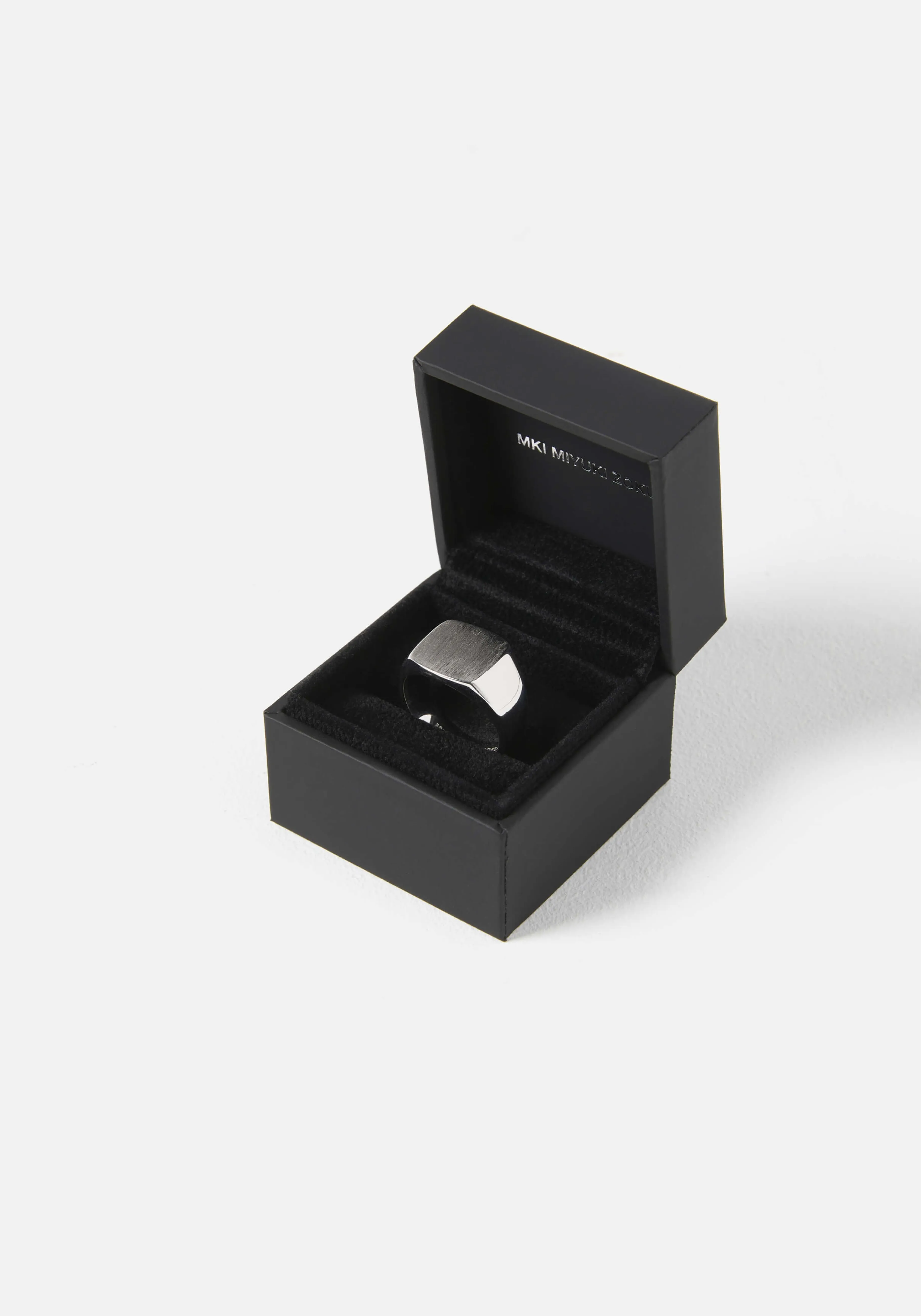 Bague Chevalière Carrée MKI Miyuki Zoku - Élégance Intemporelle pour Style de Vie Distinctif | Collection Joaillerie Créative