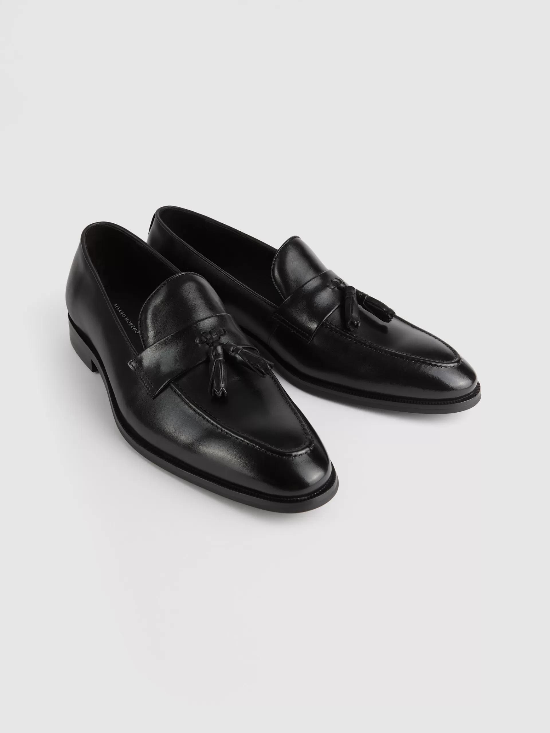 Promotion Éclair : Mocassin Velours Élégant avec Masque de Sommeil Intégré et Pompons Décoratifs - Noir par Alvaro Moreno