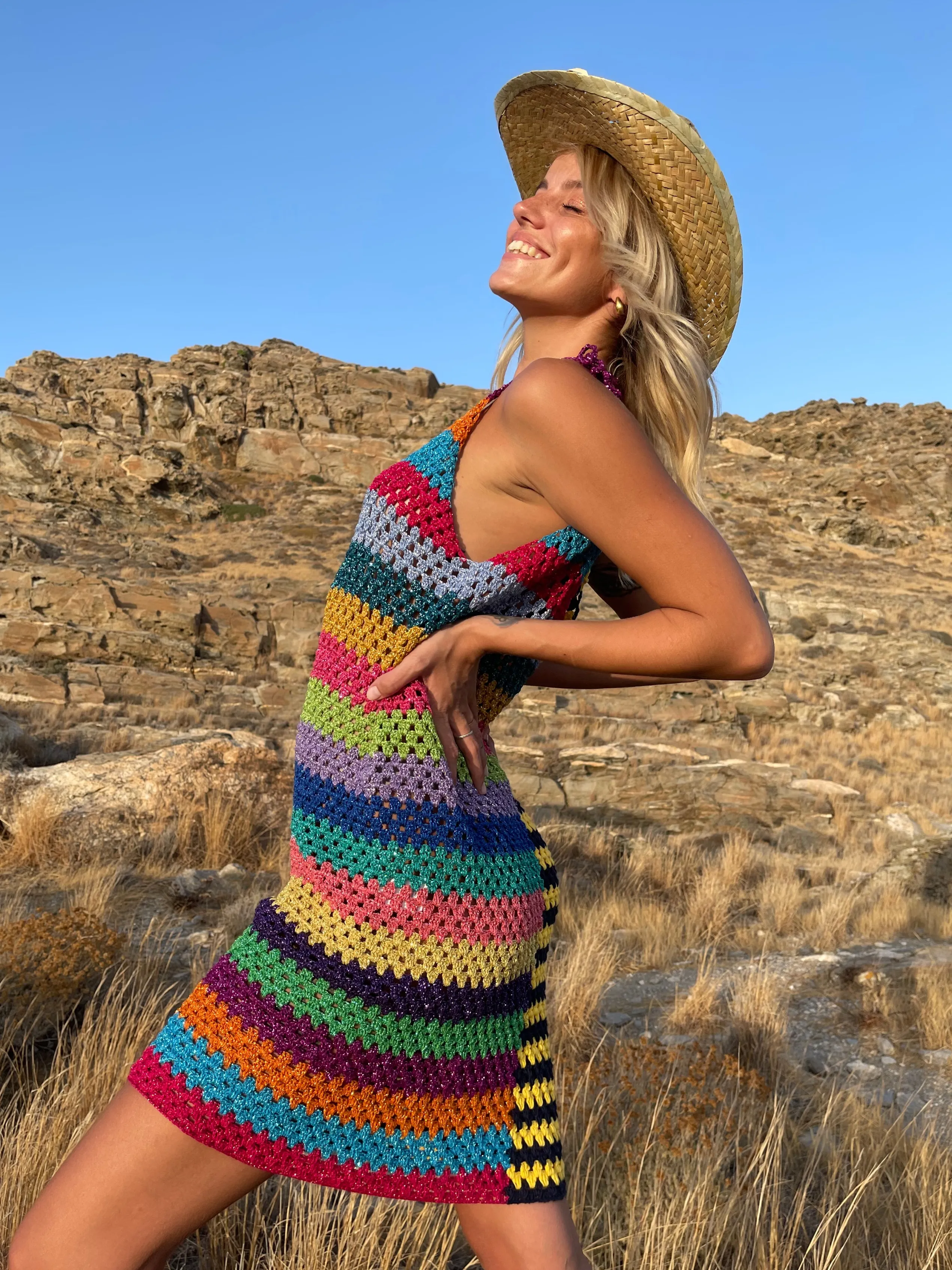 Robe estivale rose carmin à fines bretelles - Motif Joker contrasté marine et jaune pour une allure ludique