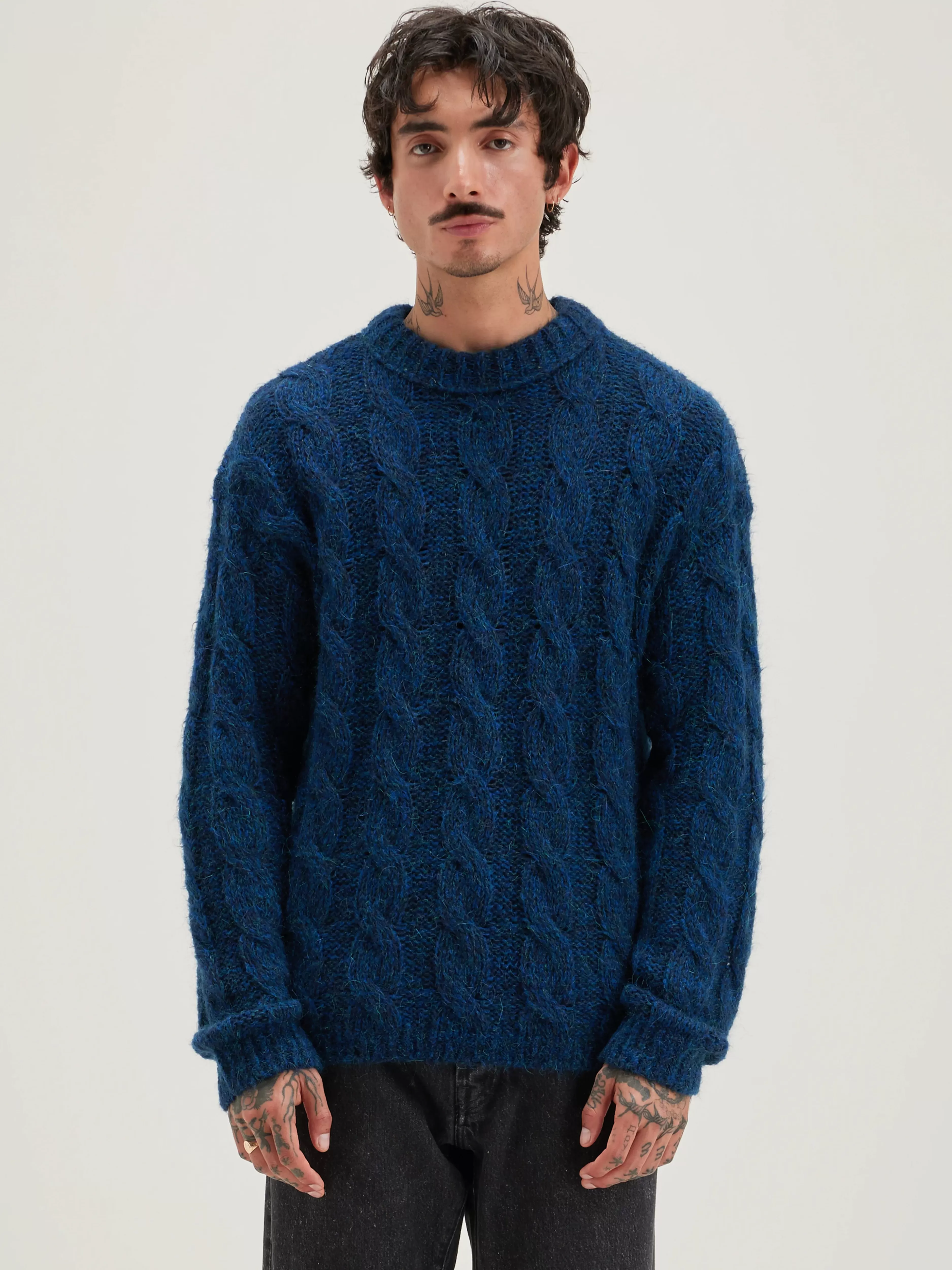 Découvrez le pull col ras Bellerose - Maille épaisse et confort premium disponible en ligne | Collection automne 2024