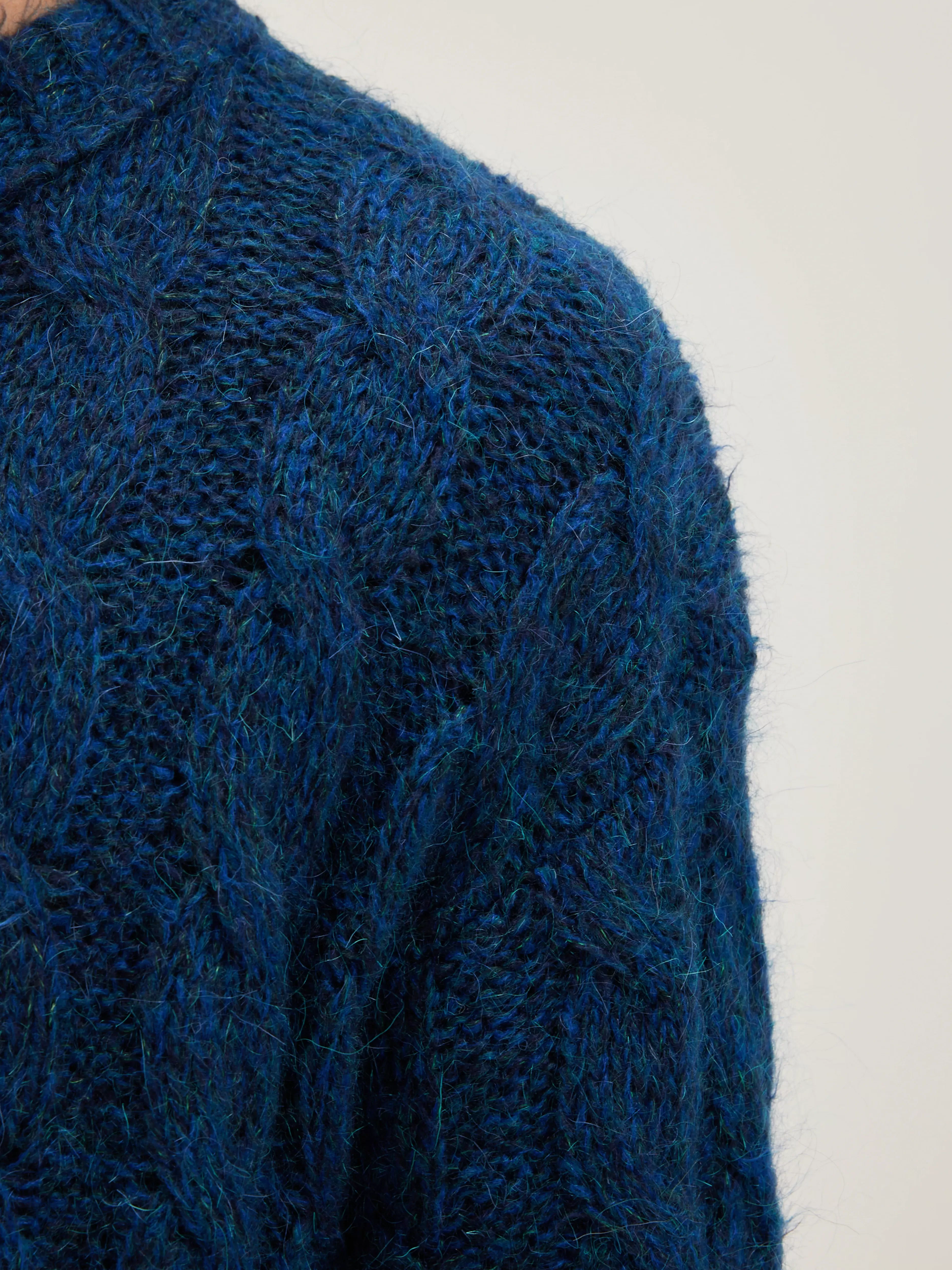 Découvrez le pull col ras Bellerose - Maille épaisse et confort premium disponible en ligne | Collection automne 2024