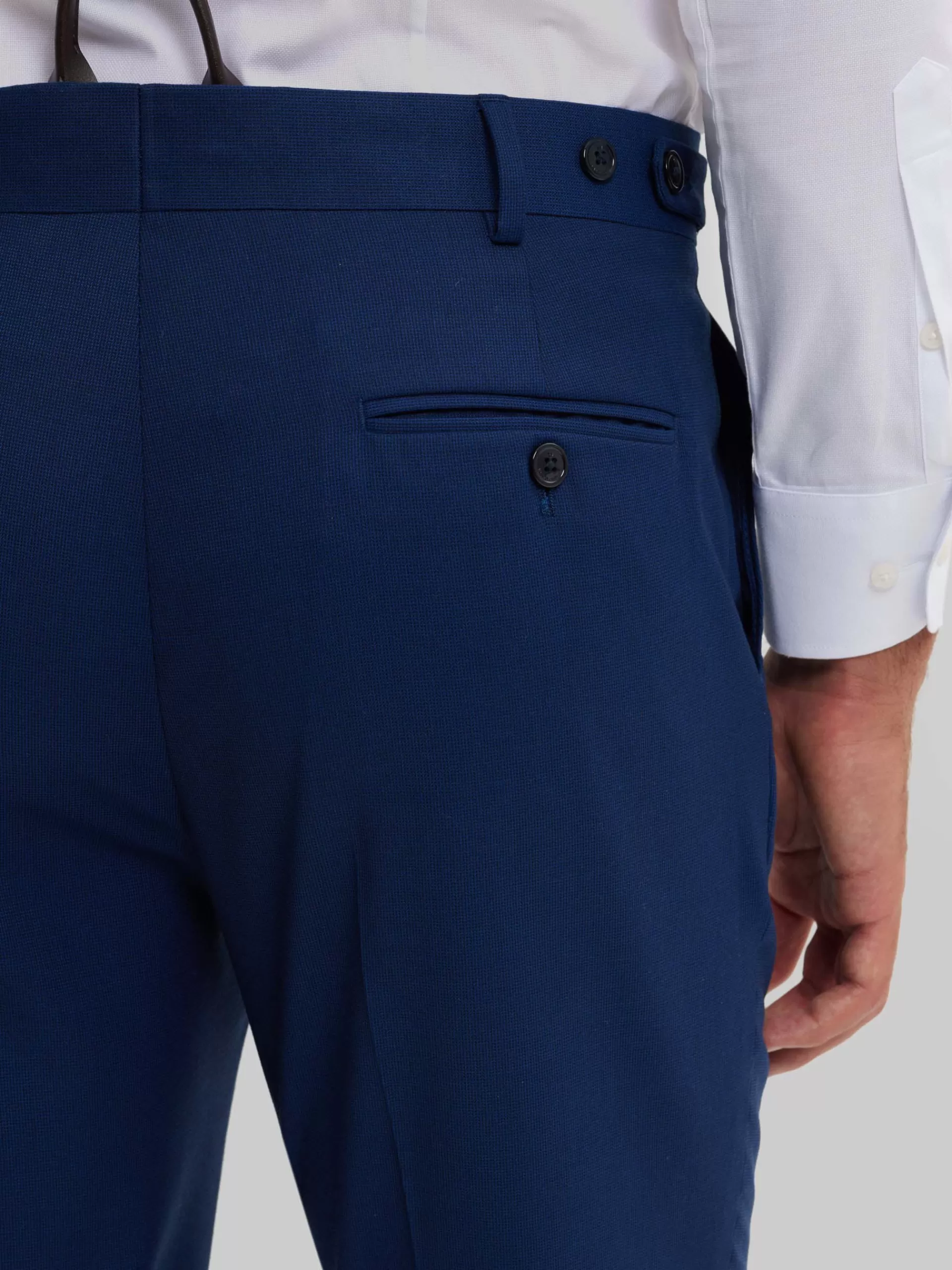 Pantalon slim Alvaro Moreno - Modèle CAPO MICRO en toile respirante Bleu Nuit 

(Version alternative avec plus de détails sensoriels : 
Jean ajusté Alvaro Moreno CAPO MICRO - Coupe contemporaine en denim stretch bleu océan, ceinture élastique confortable pour un look urbain et moderne)