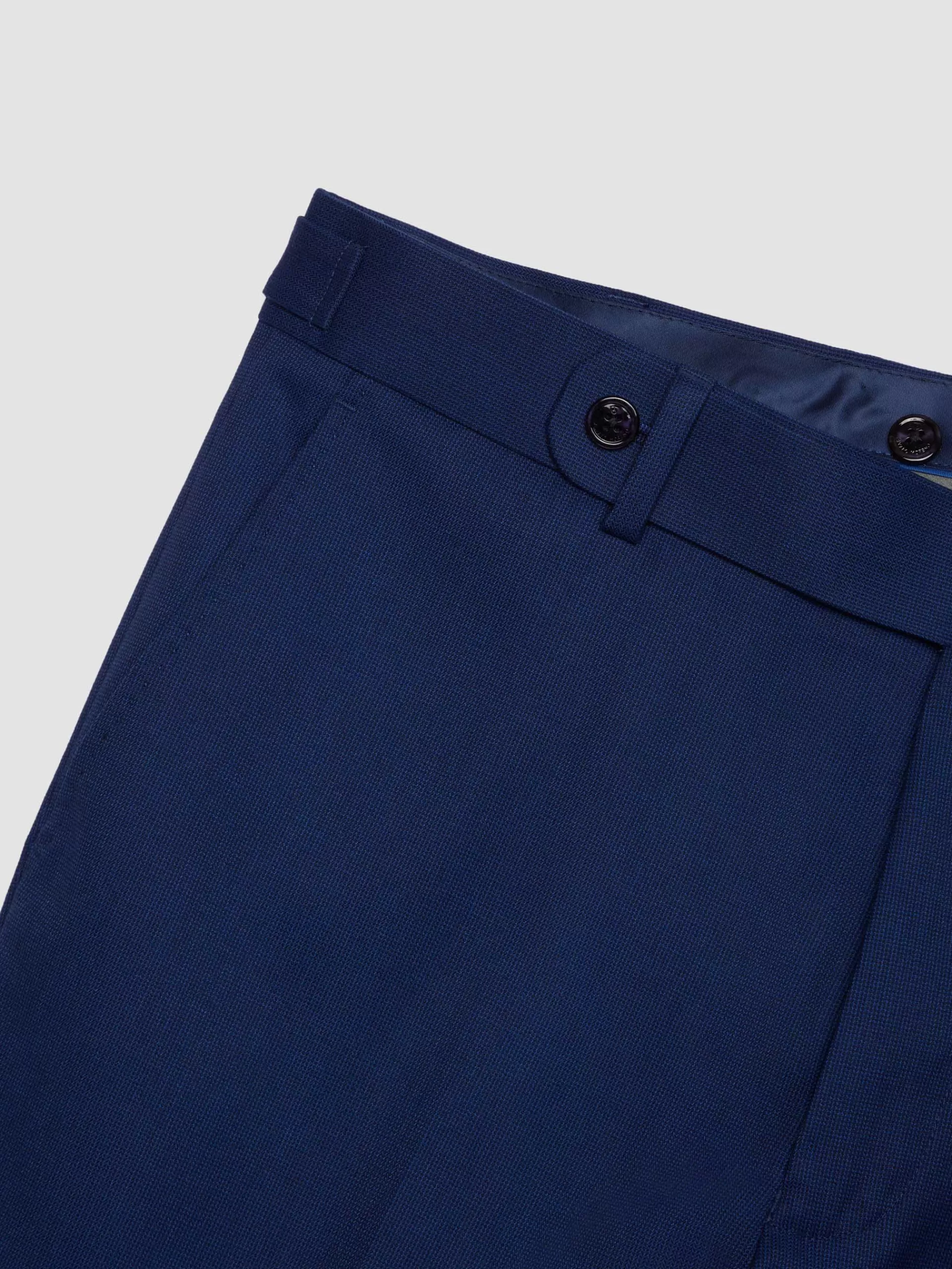 Pantalon slim Alvaro Moreno - Modèle CAPO MICRO en toile respirante Bleu Nuit 

(Version alternative avec plus de détails sensoriels : 
Jean ajusté Alvaro Moreno CAPO MICRO - Coupe contemporaine en denim stretch bleu océan, ceinture élastique confortable pour un look urbain et moderne)