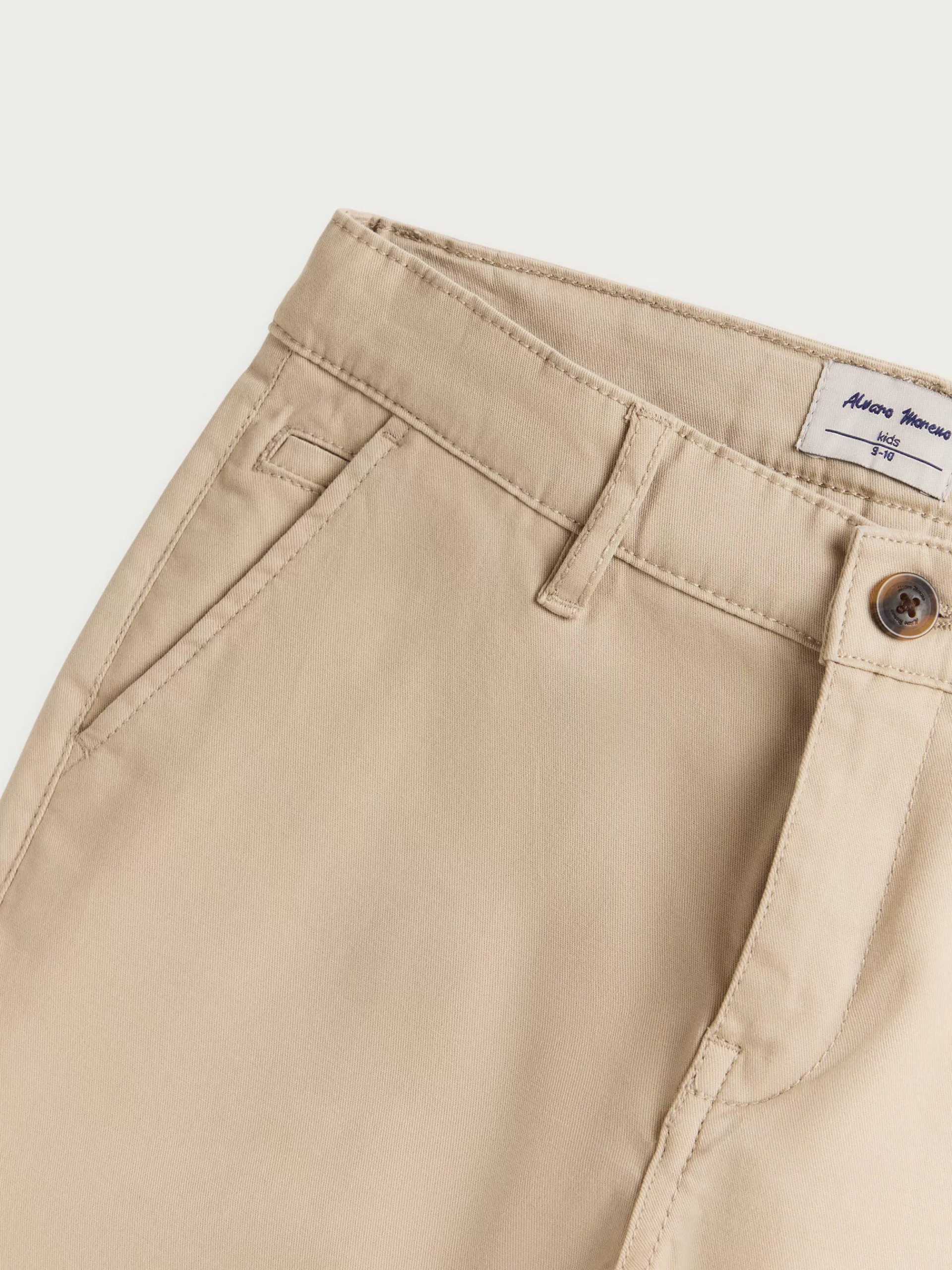 Pantalon chino enfant Alvaro Moreno - Taille confortable en beige sable • Promotion éclair été 2024 • Confortable & léger pour activités quotidiennes