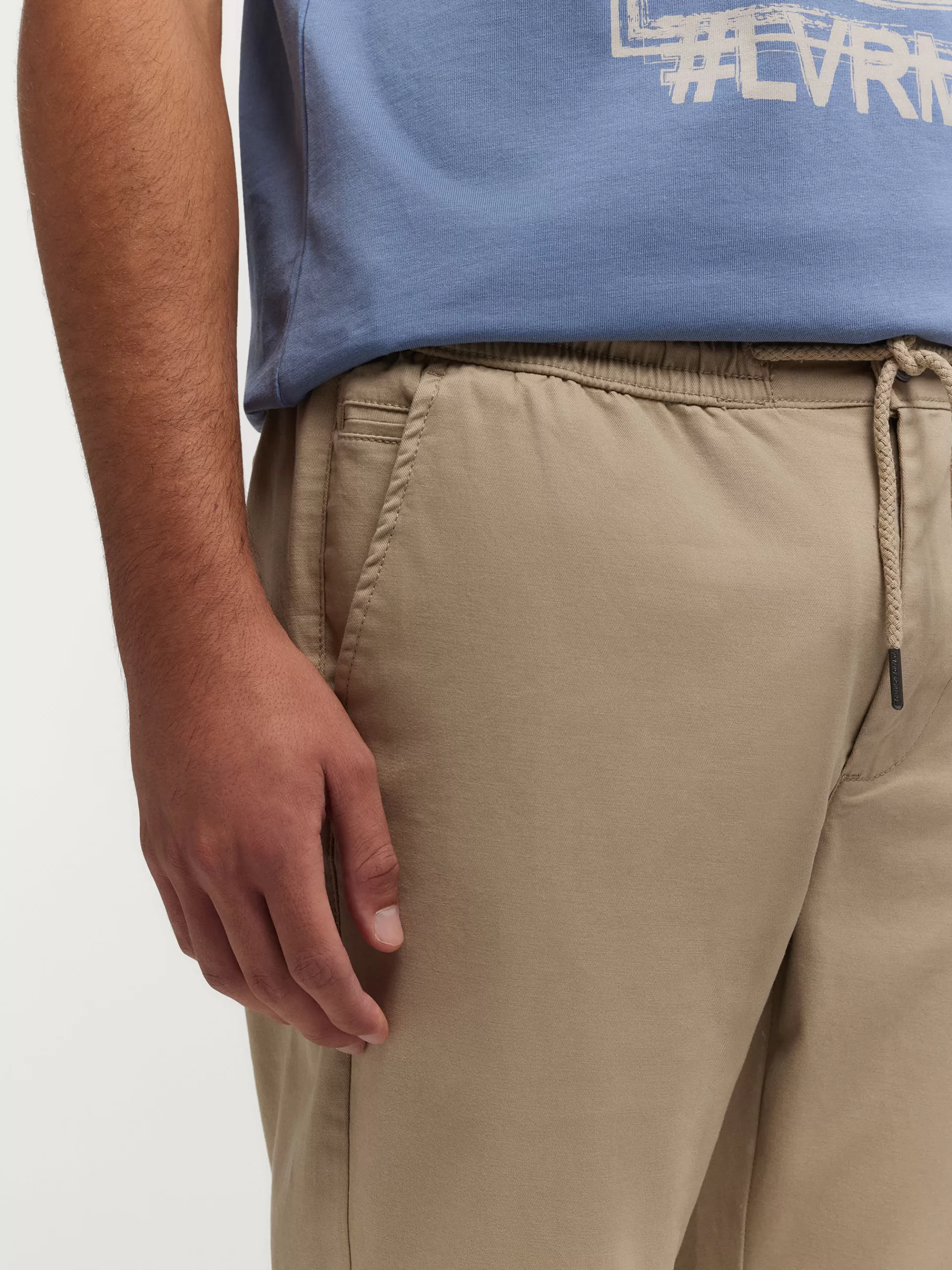 Pantalon Homme Dalton Beige Sable · Coupe Slim Détail Élégant · Alvaro Moreno Collection Printemps-Été 2024 · Confort Optimal Tissu Respirant