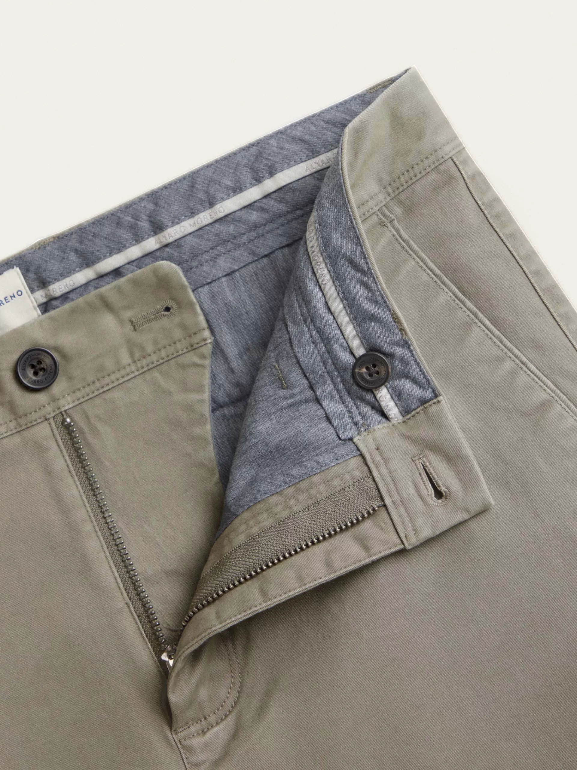 Pantalon Slot Vert Forêt - Coupe Urbaine Élégante par Alvaro Moreno 

Découvrez notre modèle exclusif en coton stretch avec ceinture ajustable - Confort et Style Signés Alvaro