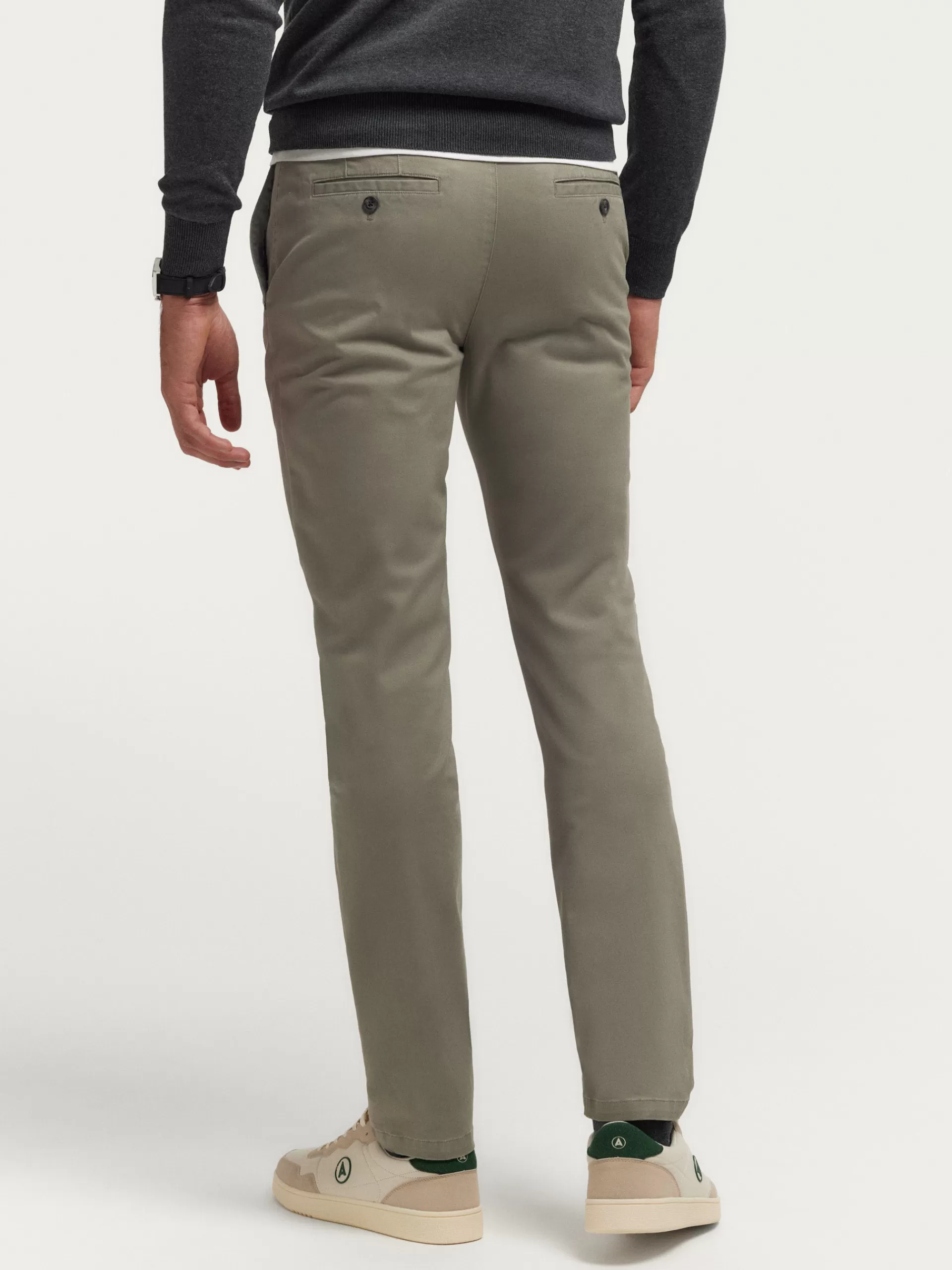 Pantalon Slot Vert Forêt - Coupe Urbaine Élégante par Alvaro Moreno 

Découvrez notre modèle exclusif en coton stretch avec ceinture ajustable - Confort et Style Signés Alvaro