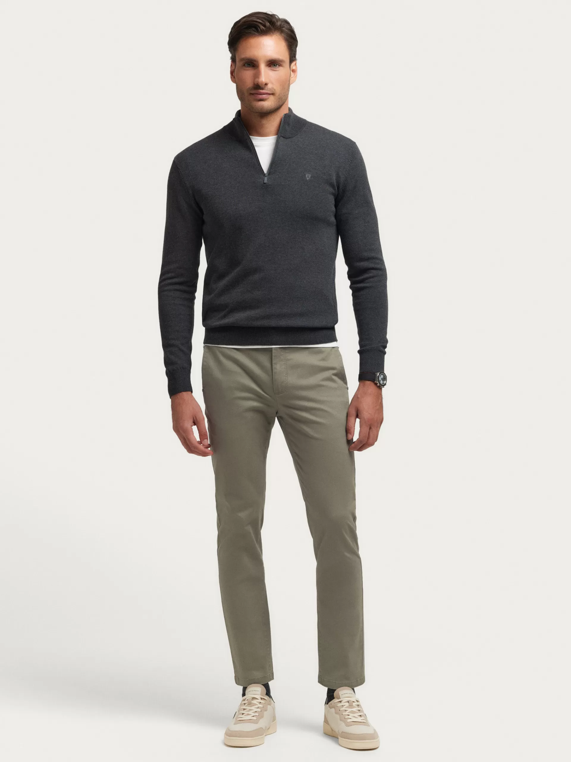 Pantalon Slot Vert Forêt - Coupe Urbaine Élégante par Alvaro Moreno 

Découvrez notre modèle exclusif en coton stretch avec ceinture ajustable - Confort et Style Signés Alvaro
