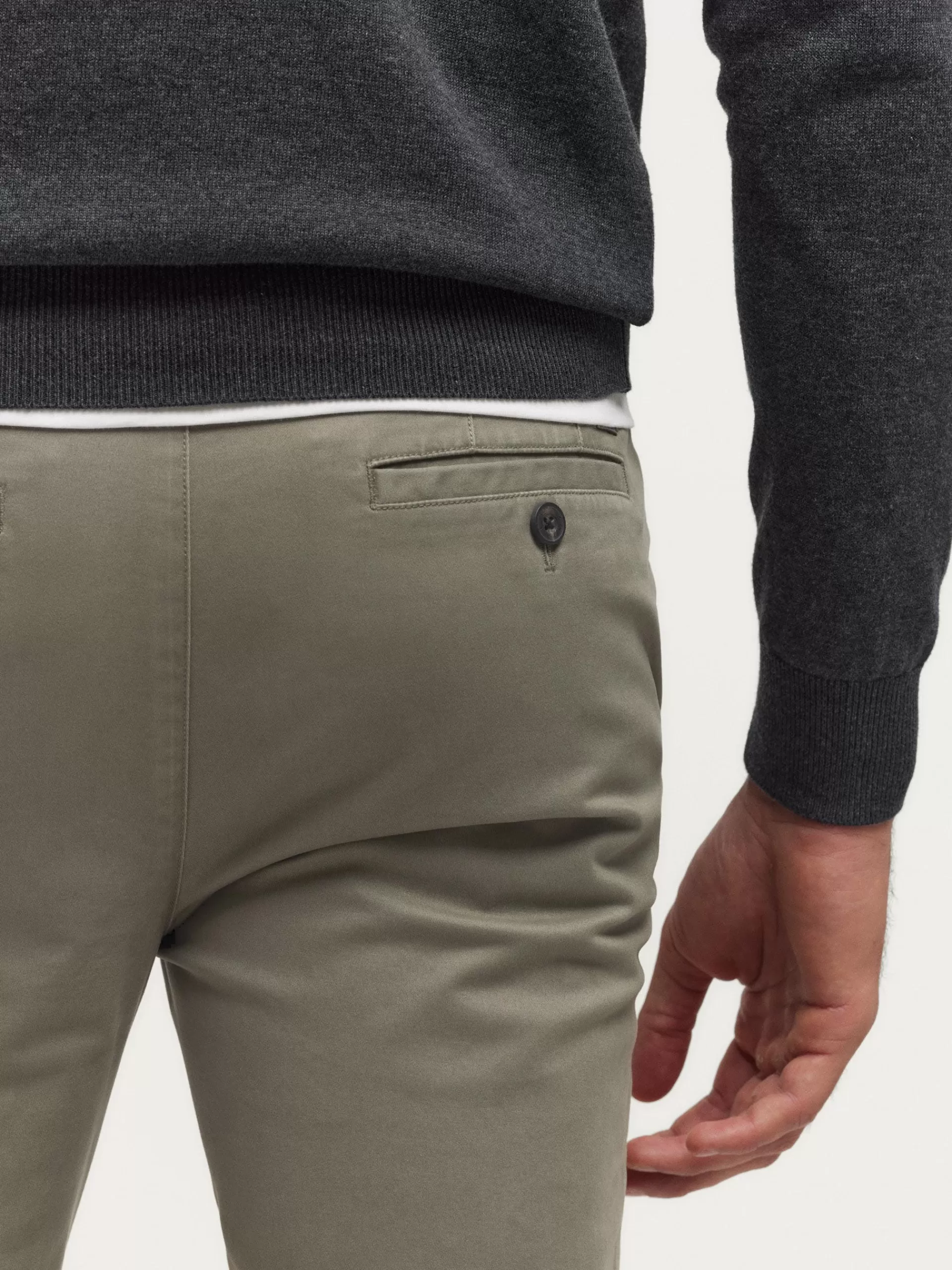 Pantalon Slot Vert Forêt - Coupe Urbaine Élégante par Alvaro Moreno 

Découvrez notre modèle exclusif en coton stretch avec ceinture ajustable - Confort et Style Signés Alvaro