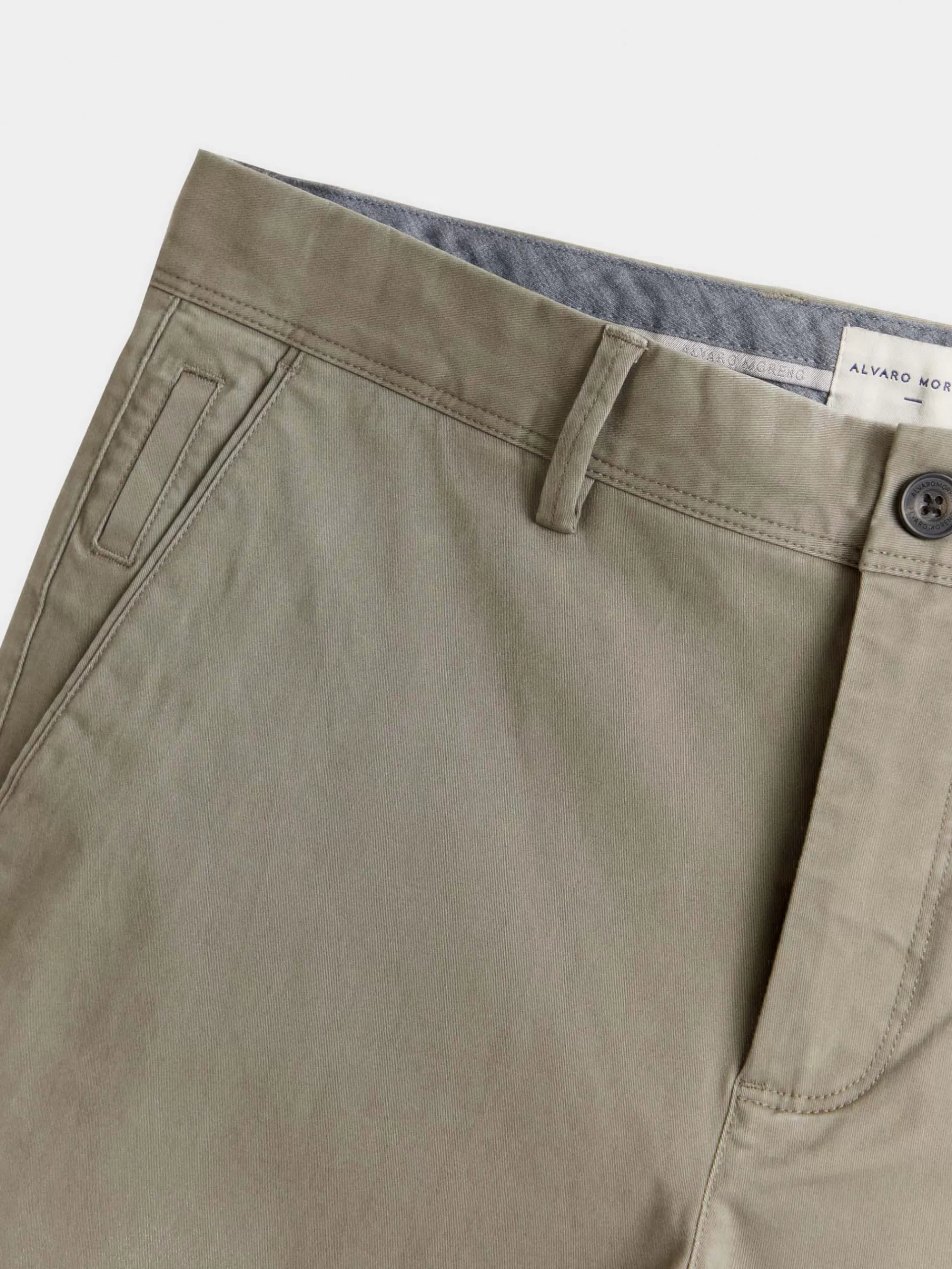 Pantalon Slot Vert Forêt - Coupe Urbaine Élégante par Alvaro Moreno 

Découvrez notre modèle exclusif en coton stretch avec ceinture ajustable - Confort et Style Signés Alvaro