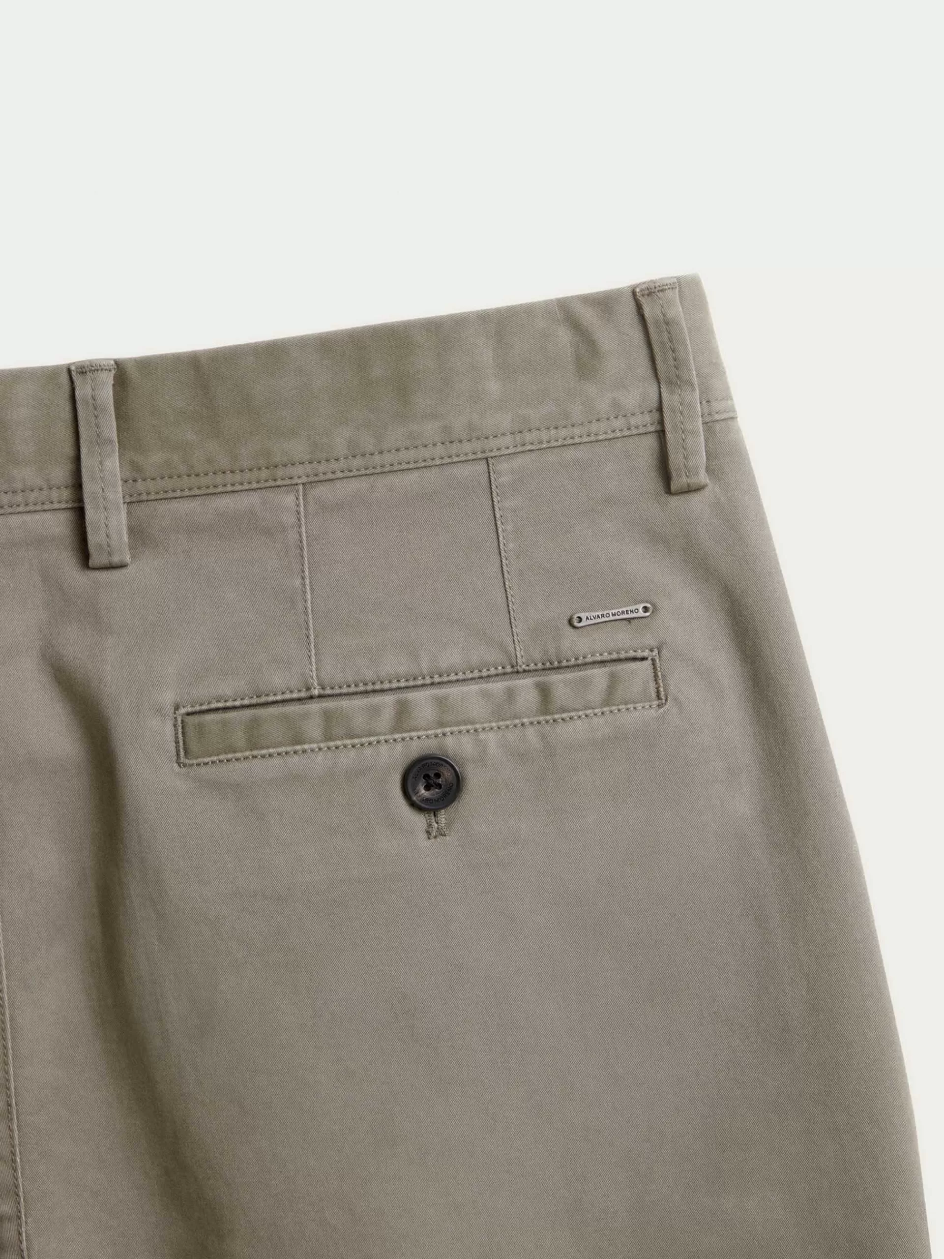 Pantalon Slot Vert Forêt - Coupe Urbaine Élégante par Alvaro Moreno 

Découvrez notre modèle exclusif en coton stretch avec ceinture ajustable - Confort et Style Signés Alvaro
