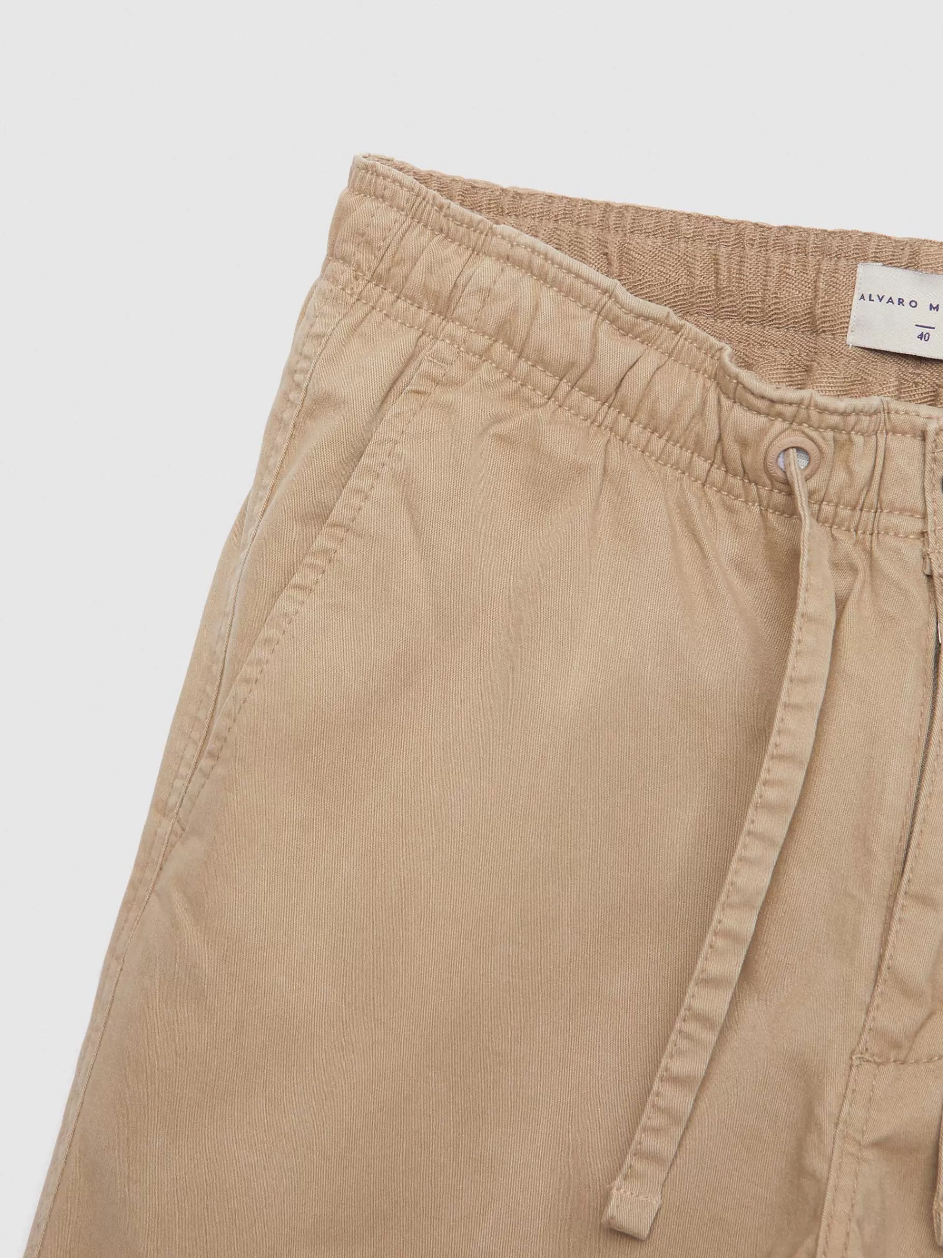 Pantalon Slim Taille Haute ZOE - Alvaro Moreno Collection Printemps-Été 2024 | Couleur Camel Classique & Détails Tendance