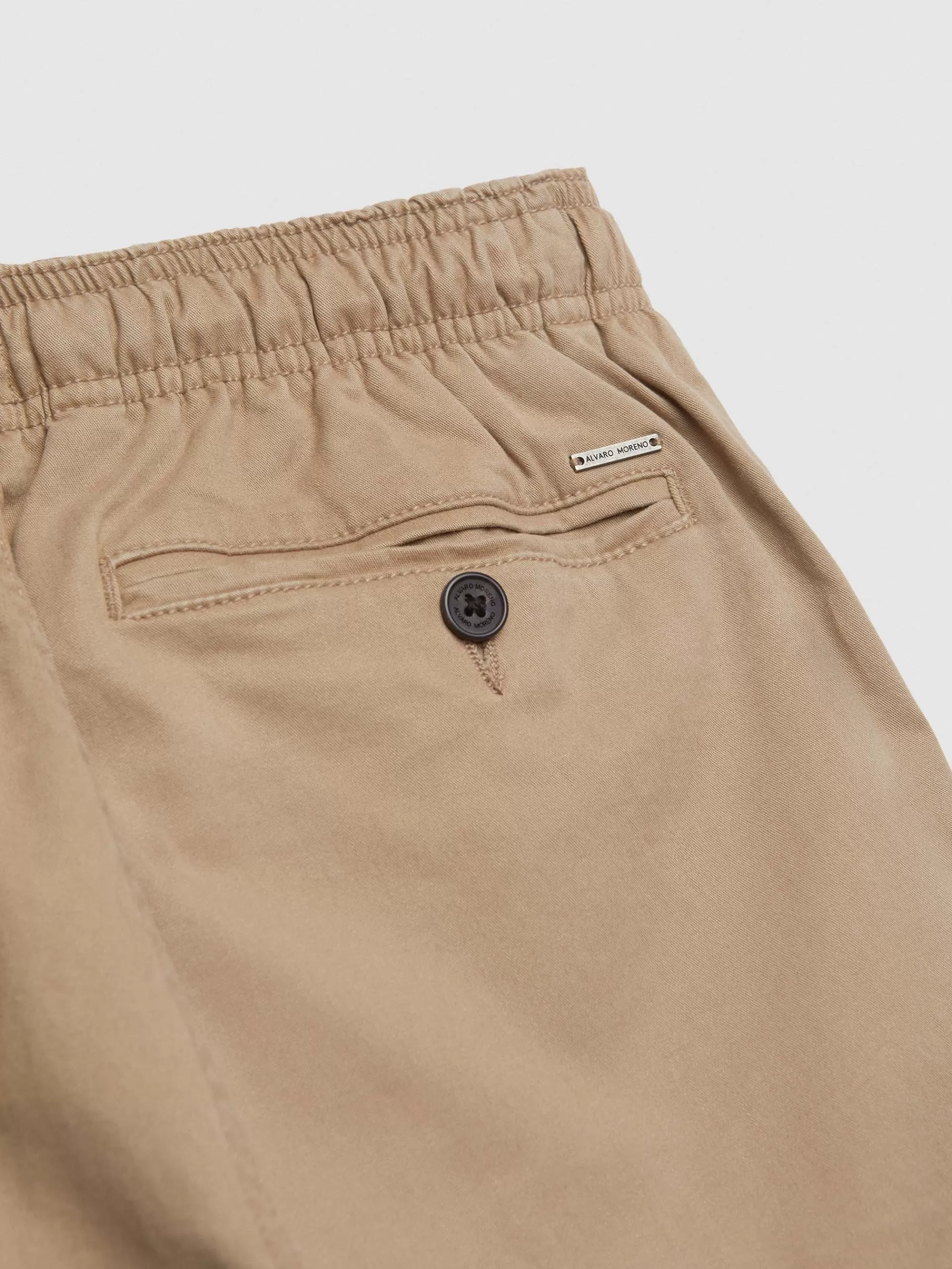 Pantalon Slim Taille Haute ZOE - Alvaro Moreno Collection Printemps-Été 2024 | Couleur Camel Classique & Détails Tendance